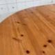 Table à manger ronde extensible en pin par Furusnickarn AB