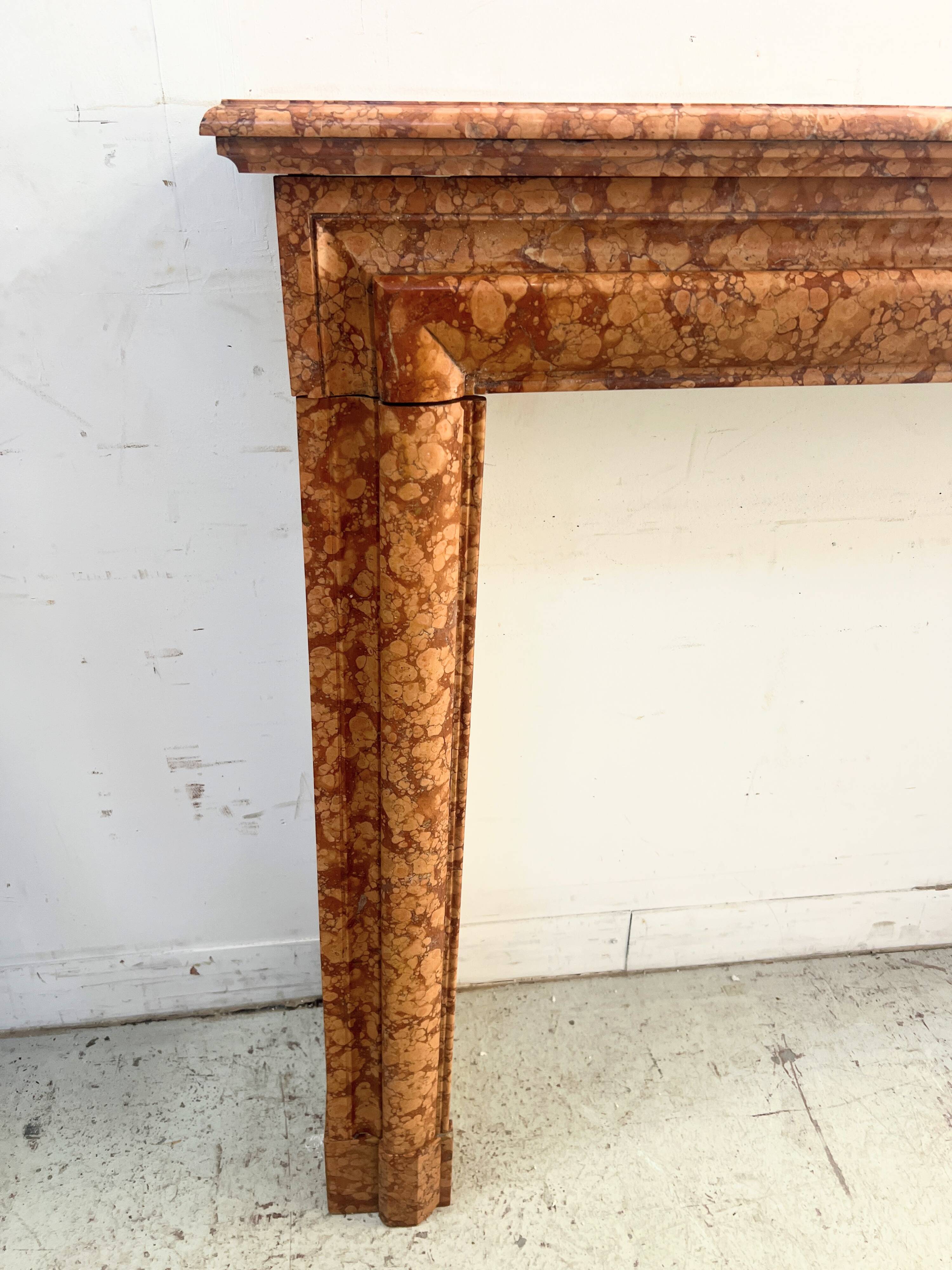 Cheminée de style Louis XIV en marbre de breche moucheté XIX siècle
