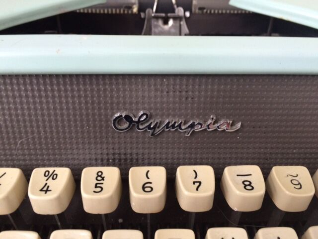 Machine a écrire Olympia en metal bleue vintage 1960
