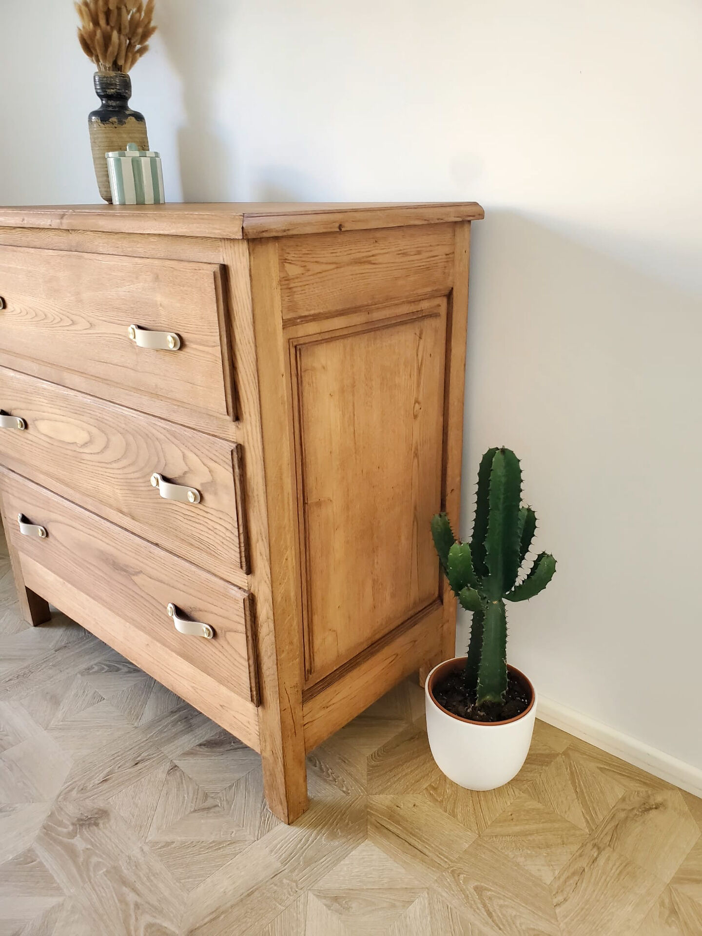 Solid wood chest of drawers