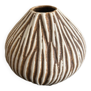 Vase en céramique striée