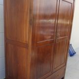Armoire en noyer  ouvrant par 2 portes et un tiroir passe partout par ses dimensions