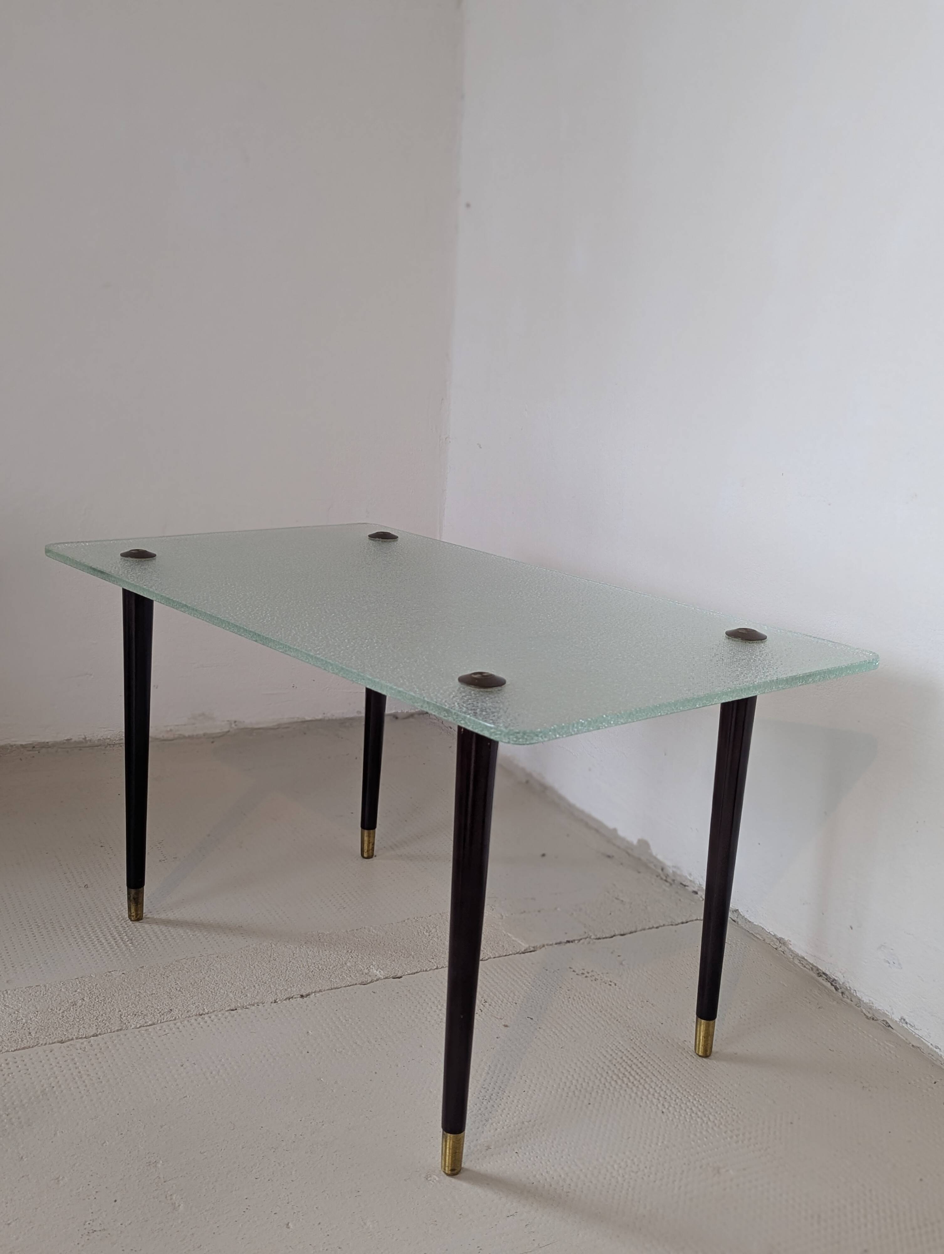 Table basse vintage en bois, verre et laiton