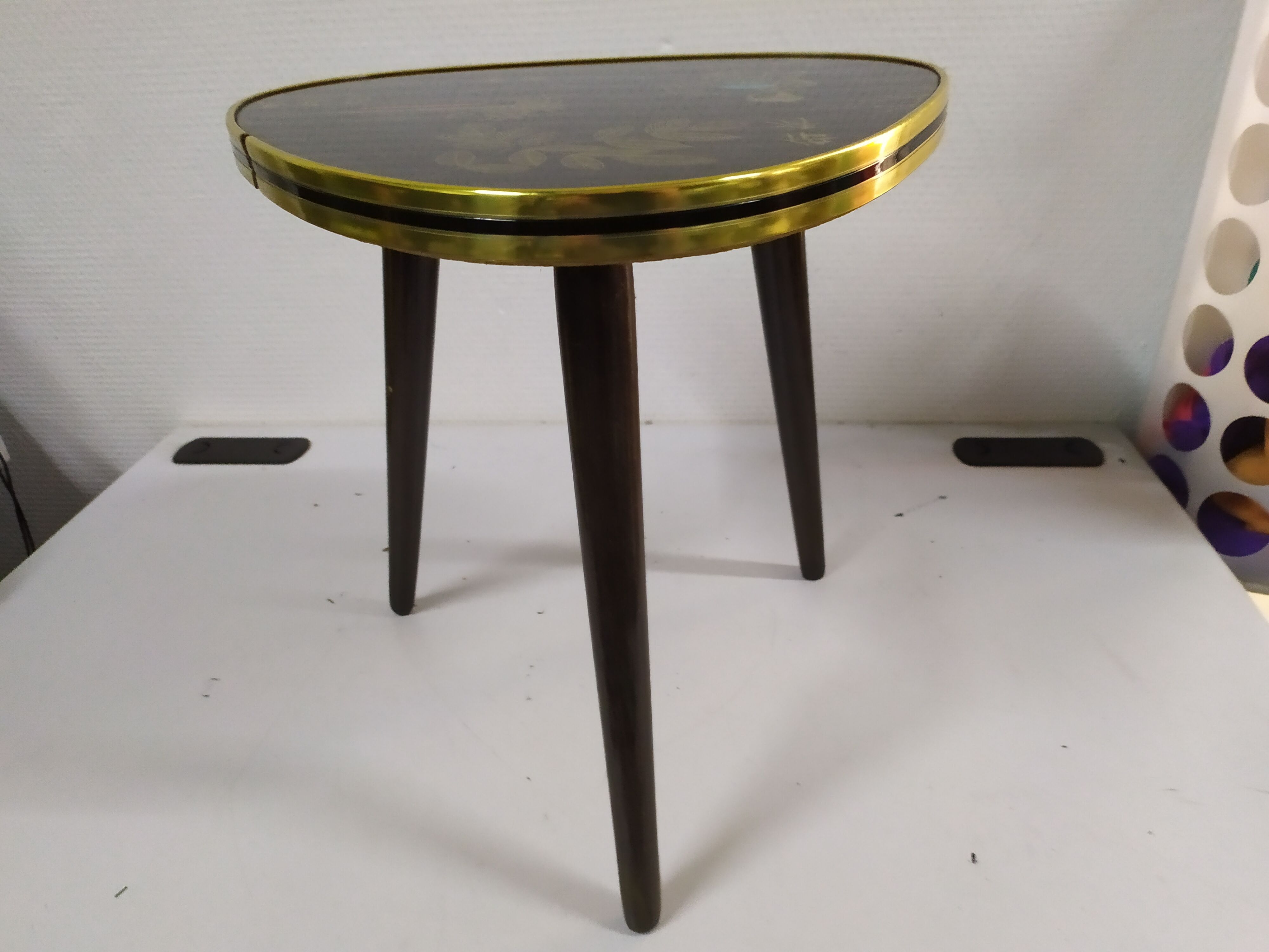 Plant holder in Chinese formica décor