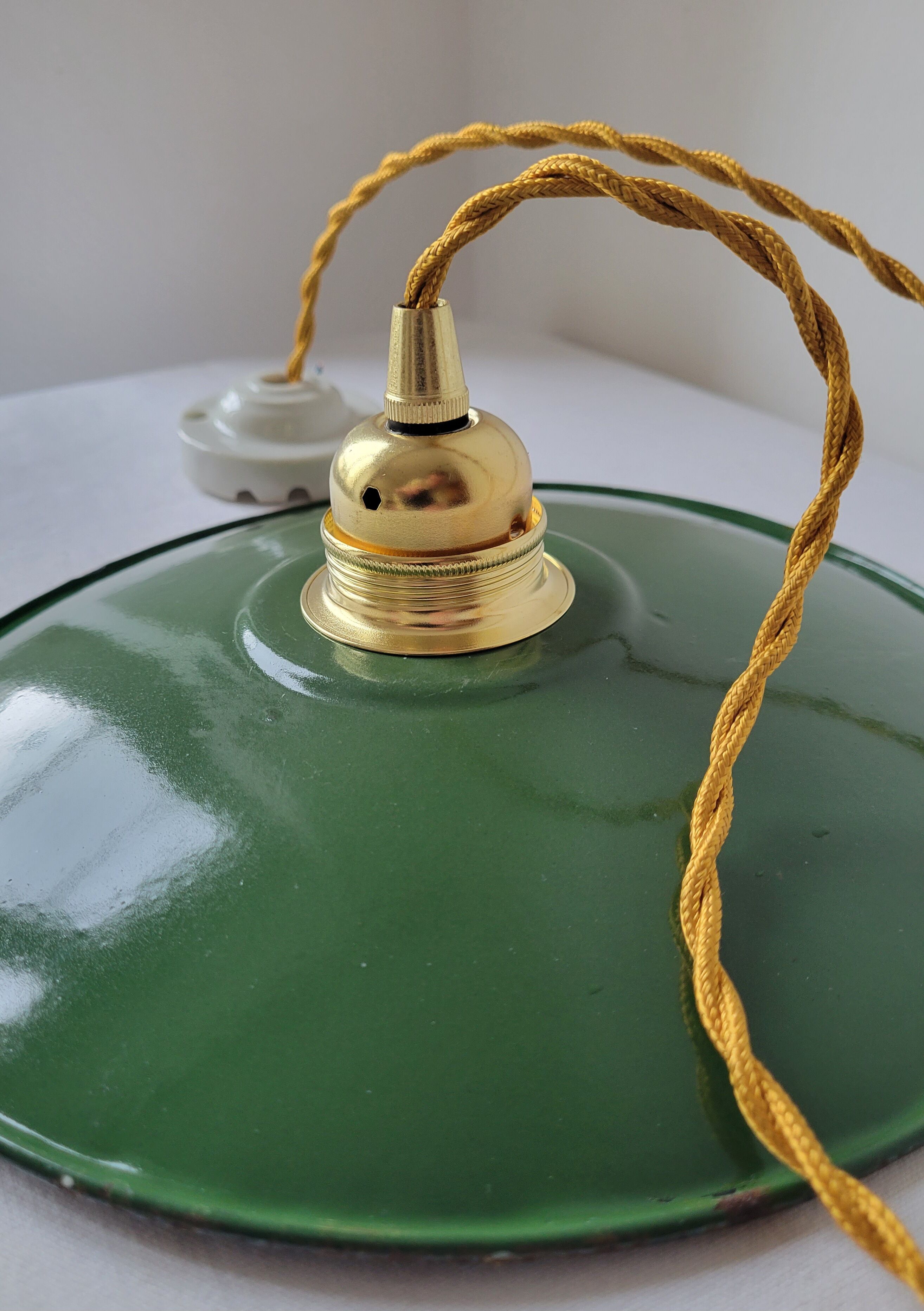 Enamelled sheet metal suspension