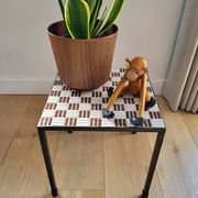 Plantentafeltje vintage avec betegeld mozaïek bovenblad in bruintinten, 1960