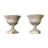 Paire de coupes ajourées en porcelaine