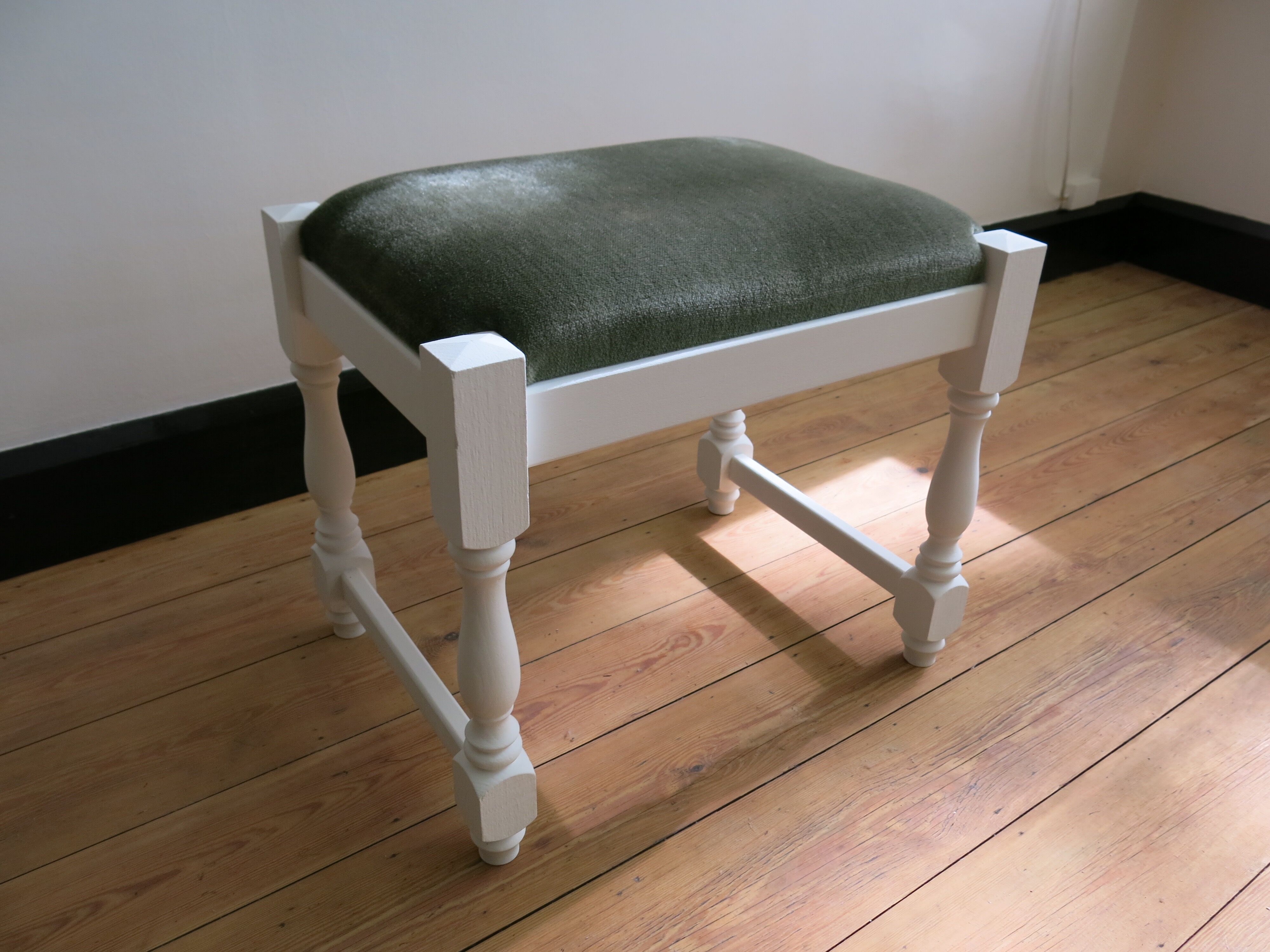 Repose-pied vintage en bois et velours