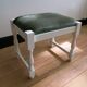 Repose-pied vintage en bois et velours