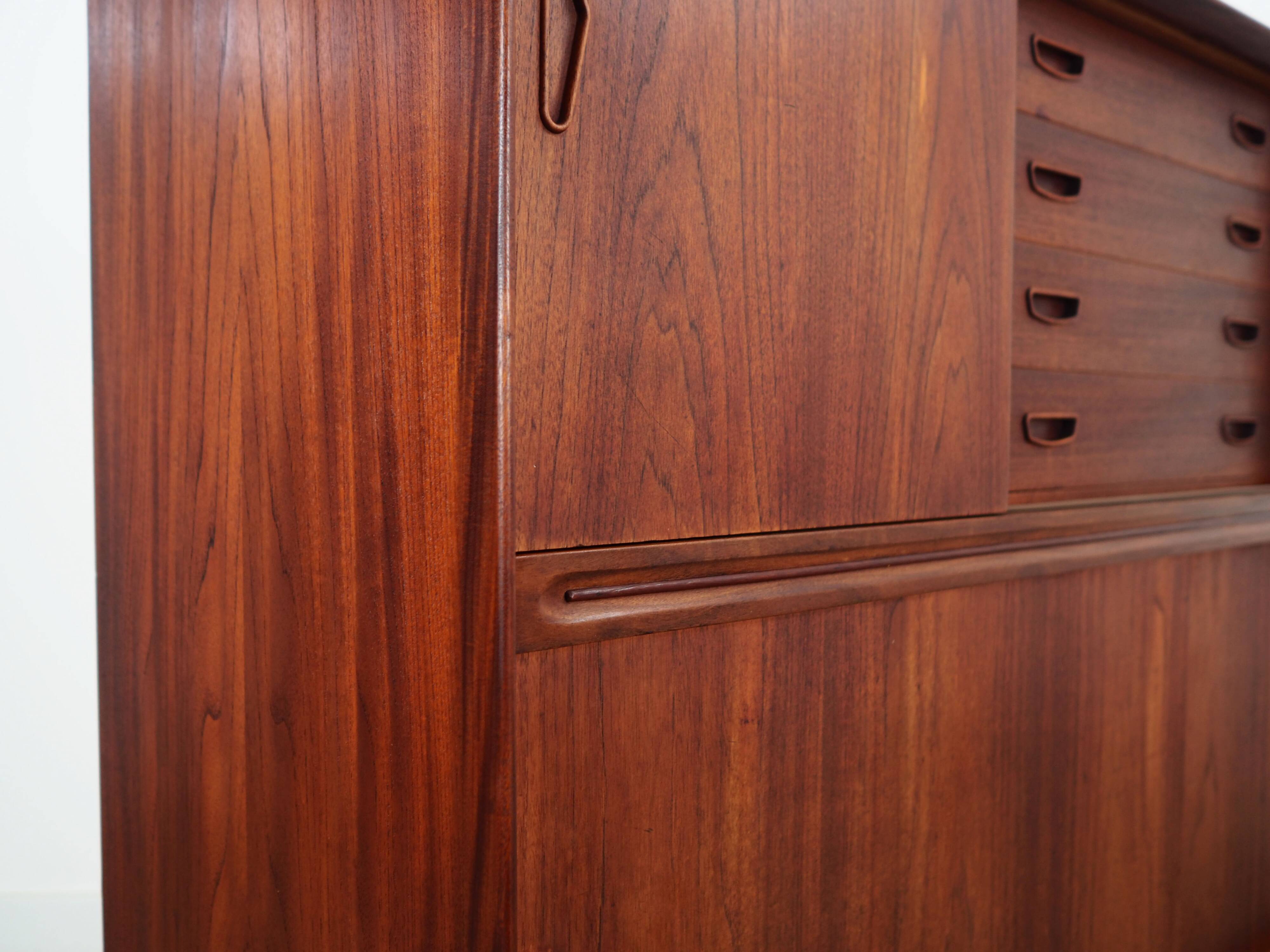 Buffet haut en teck, design danois, années 1970, production : Danemark