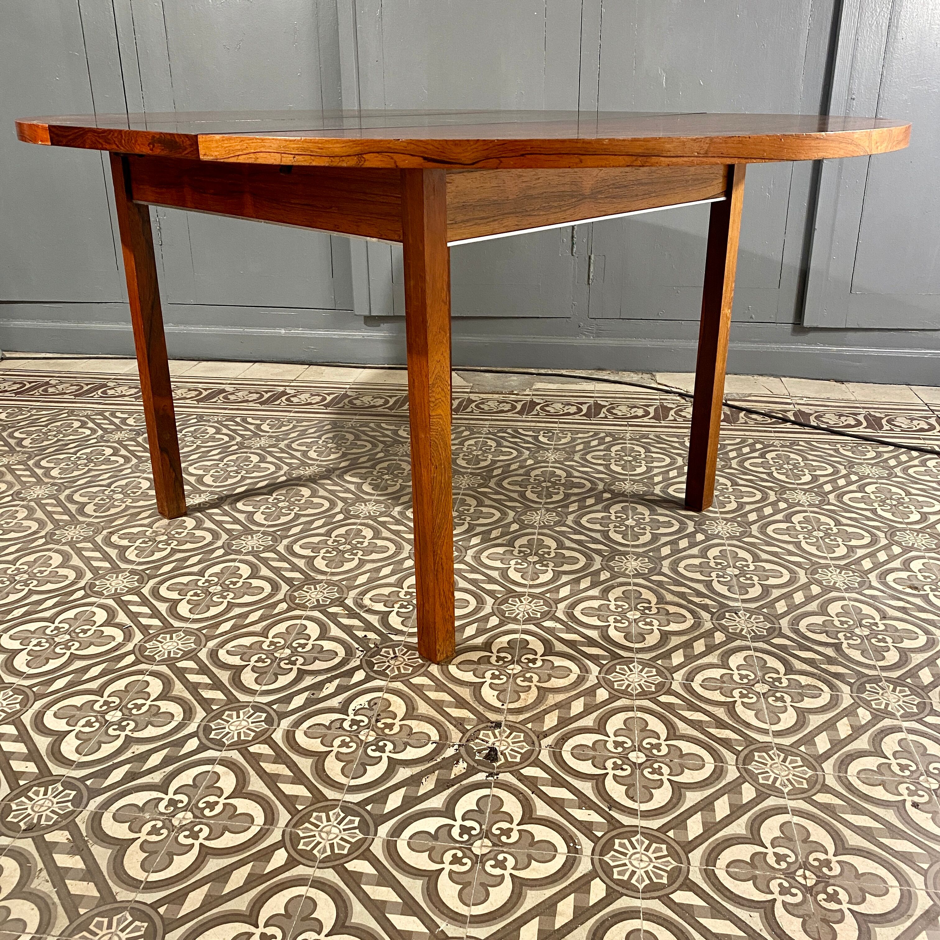 Dining room round table with an extension