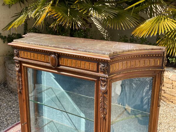 Vitrine en noyer style Louis XVI