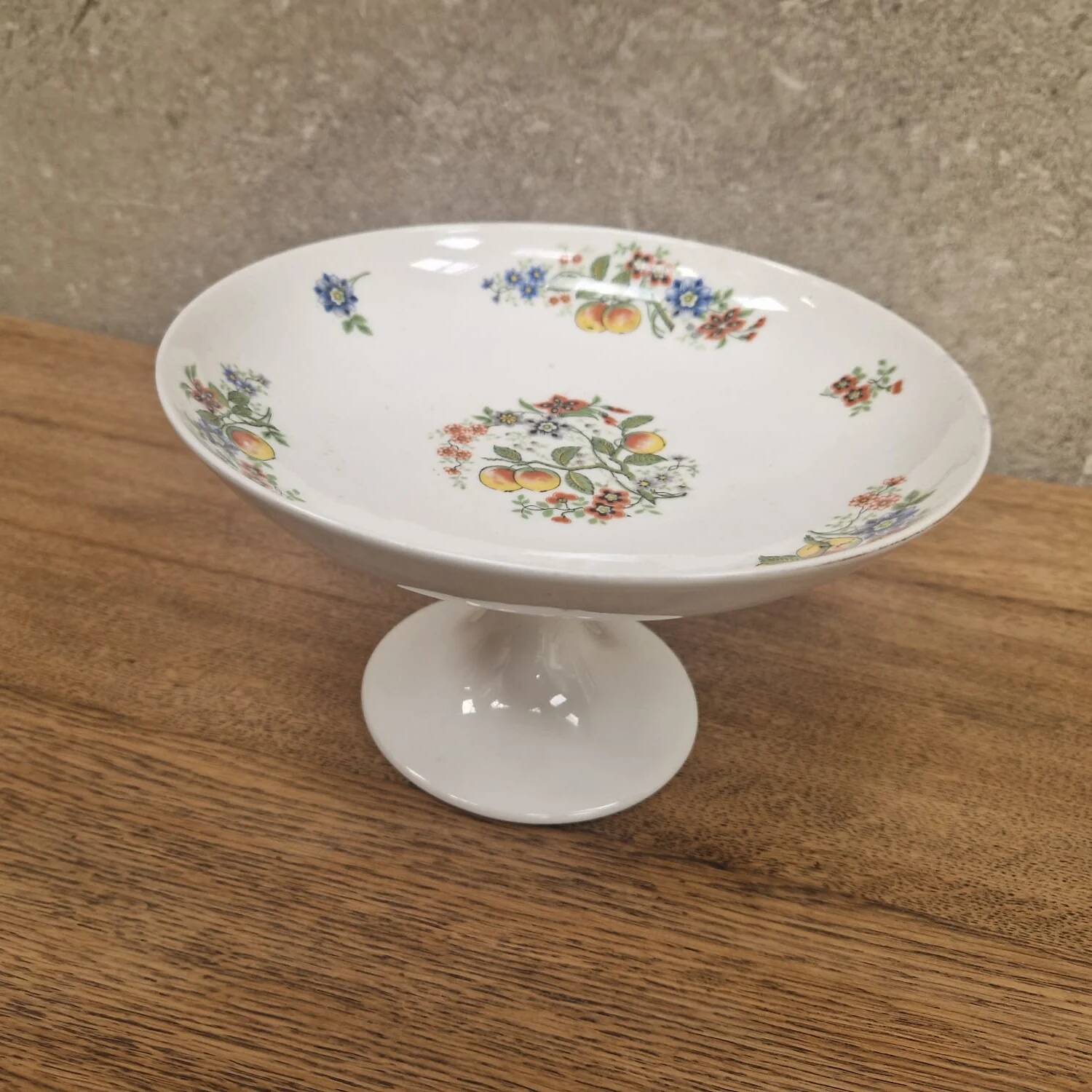 Fruit bowl on a stand