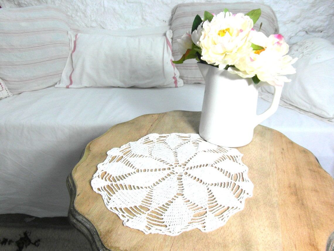 Round placemat in French crocheted lace in white cotton
