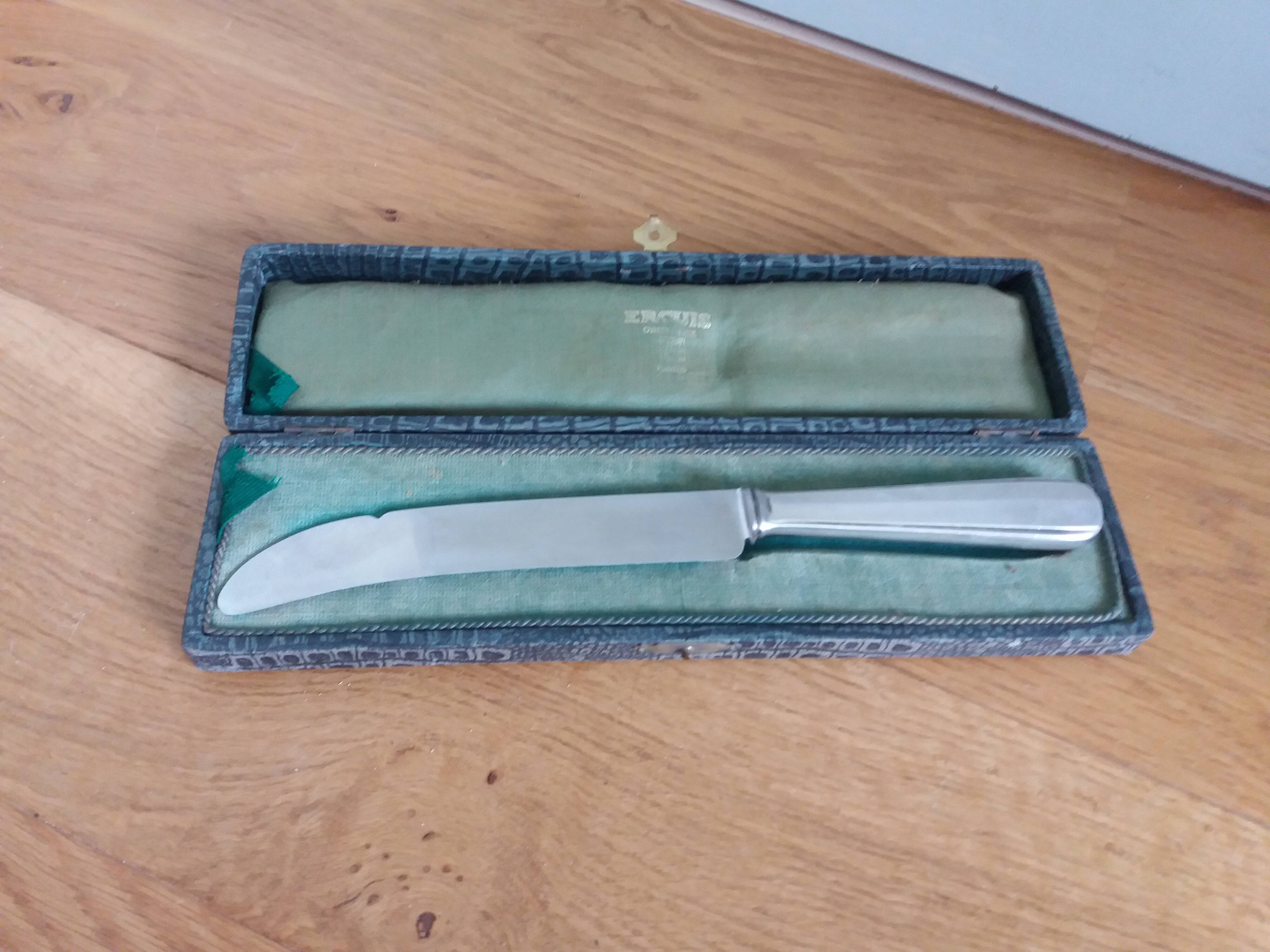 Curved blade serving knife