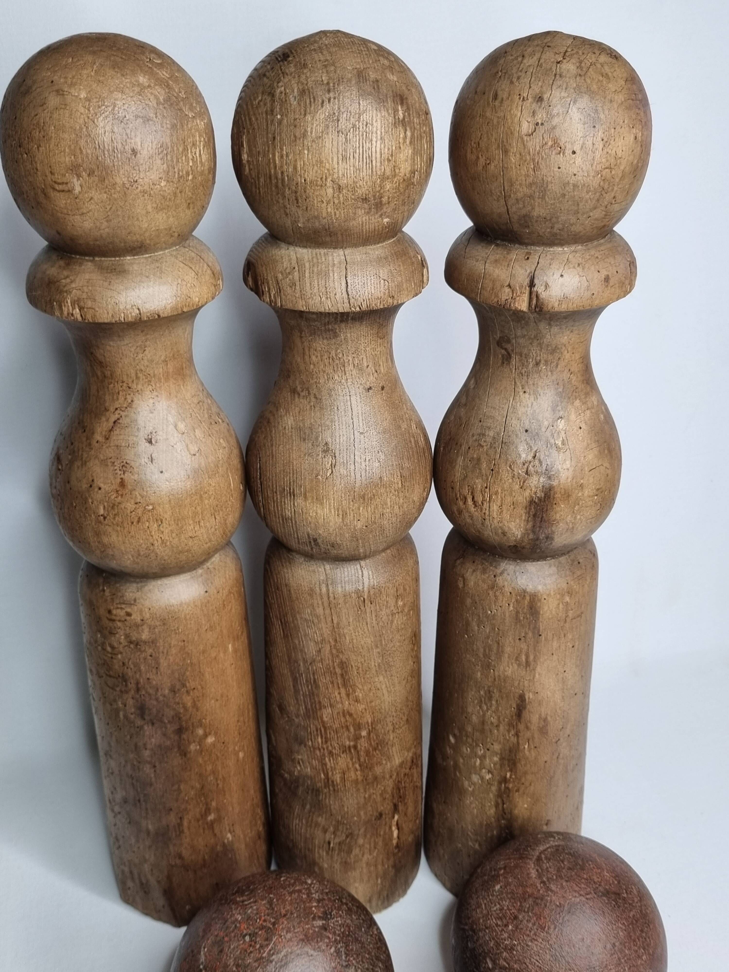 Ancien jeu de quilles grande taille en bois tourné, 52 cm