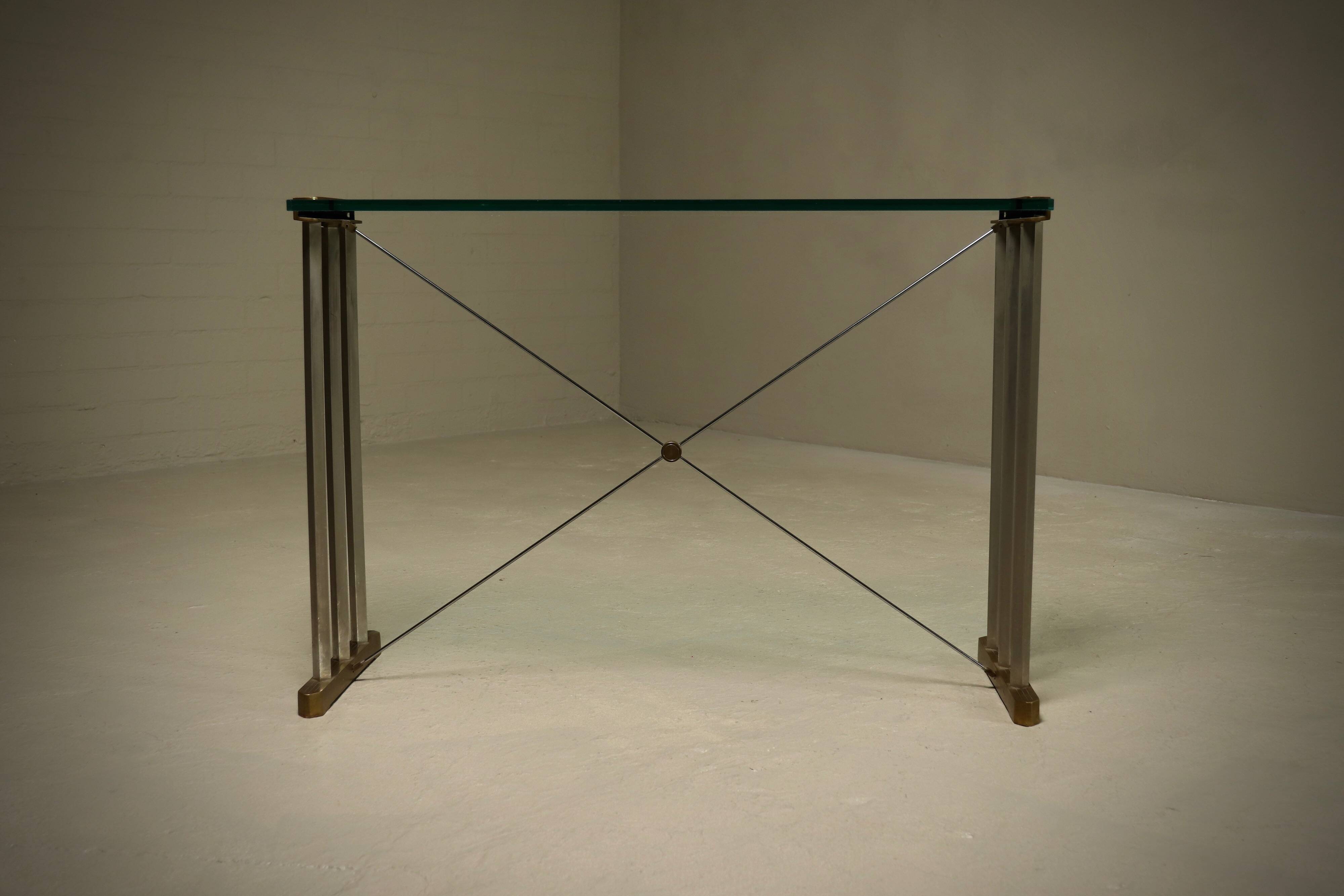 Table console en laiton, plateau en verre par Peter Ghyczy, années 1970