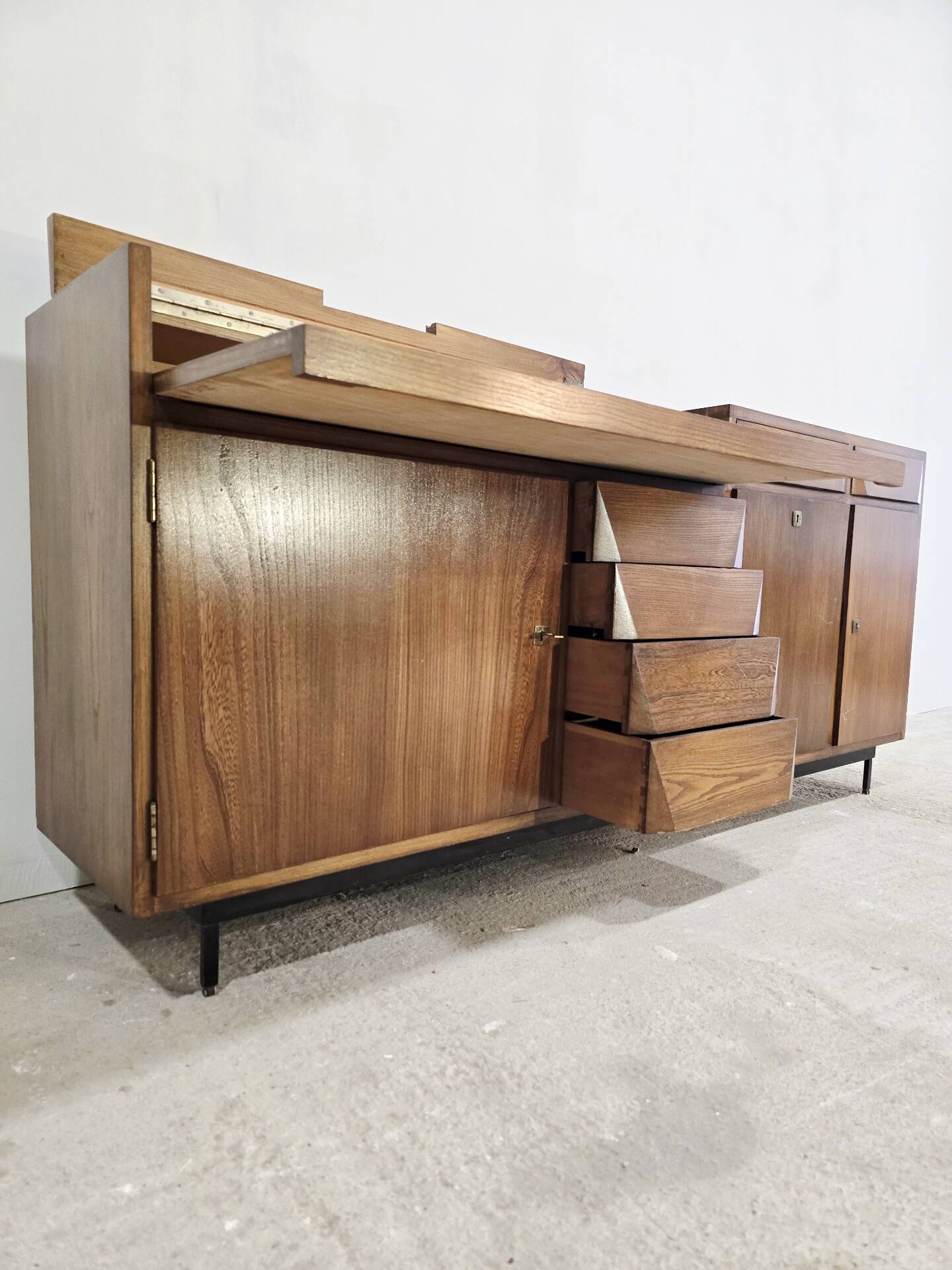 Buffet de bureau en bois dur de style mid-century avec bar, tiroirs et étagère.