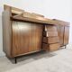 Buffet de bureau en bois dur de style mid-century avec bar, tiroirs et étagère.