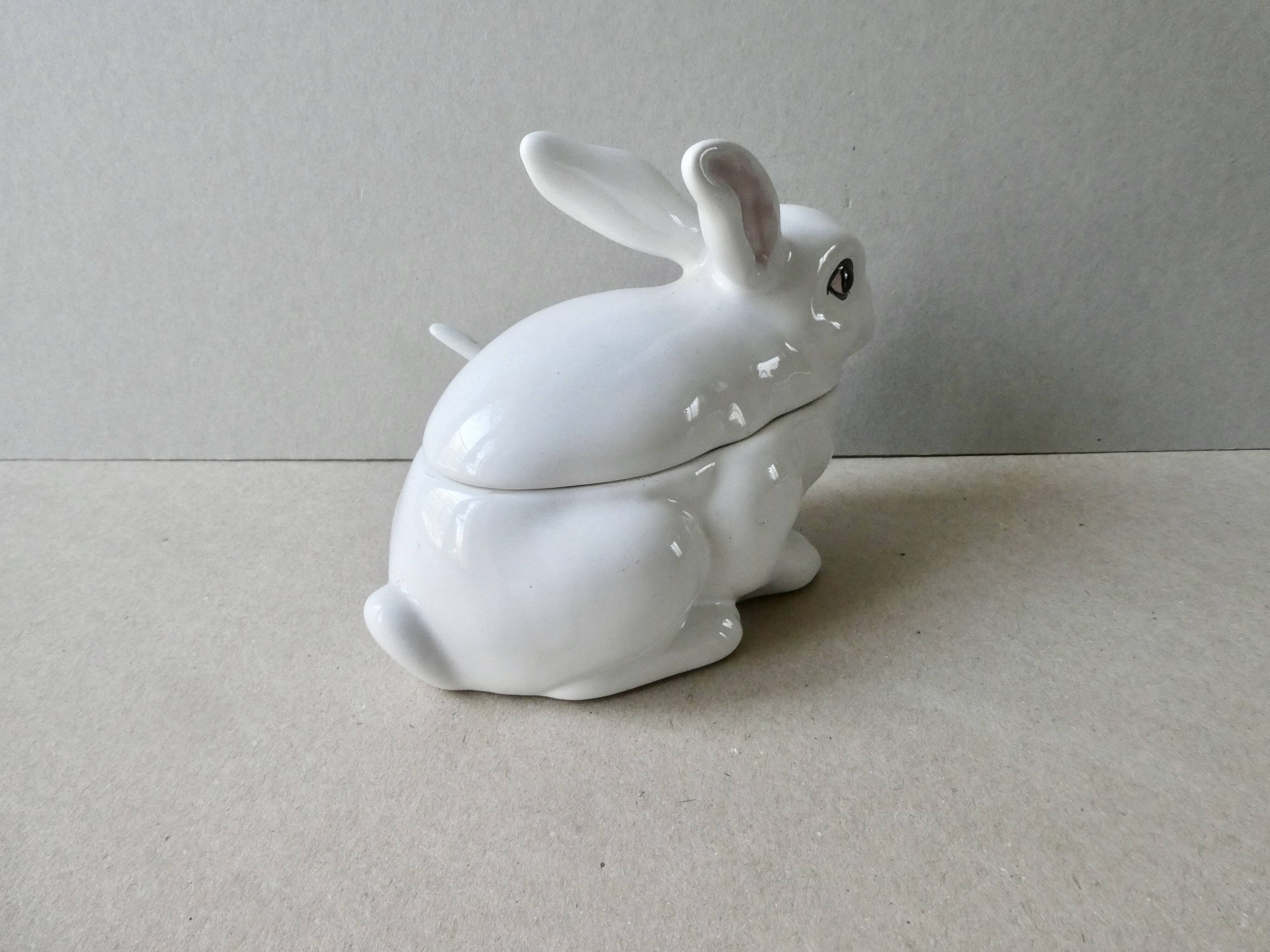 Gravy boat in white rabbit slip, bordallo pinheiro portugal
