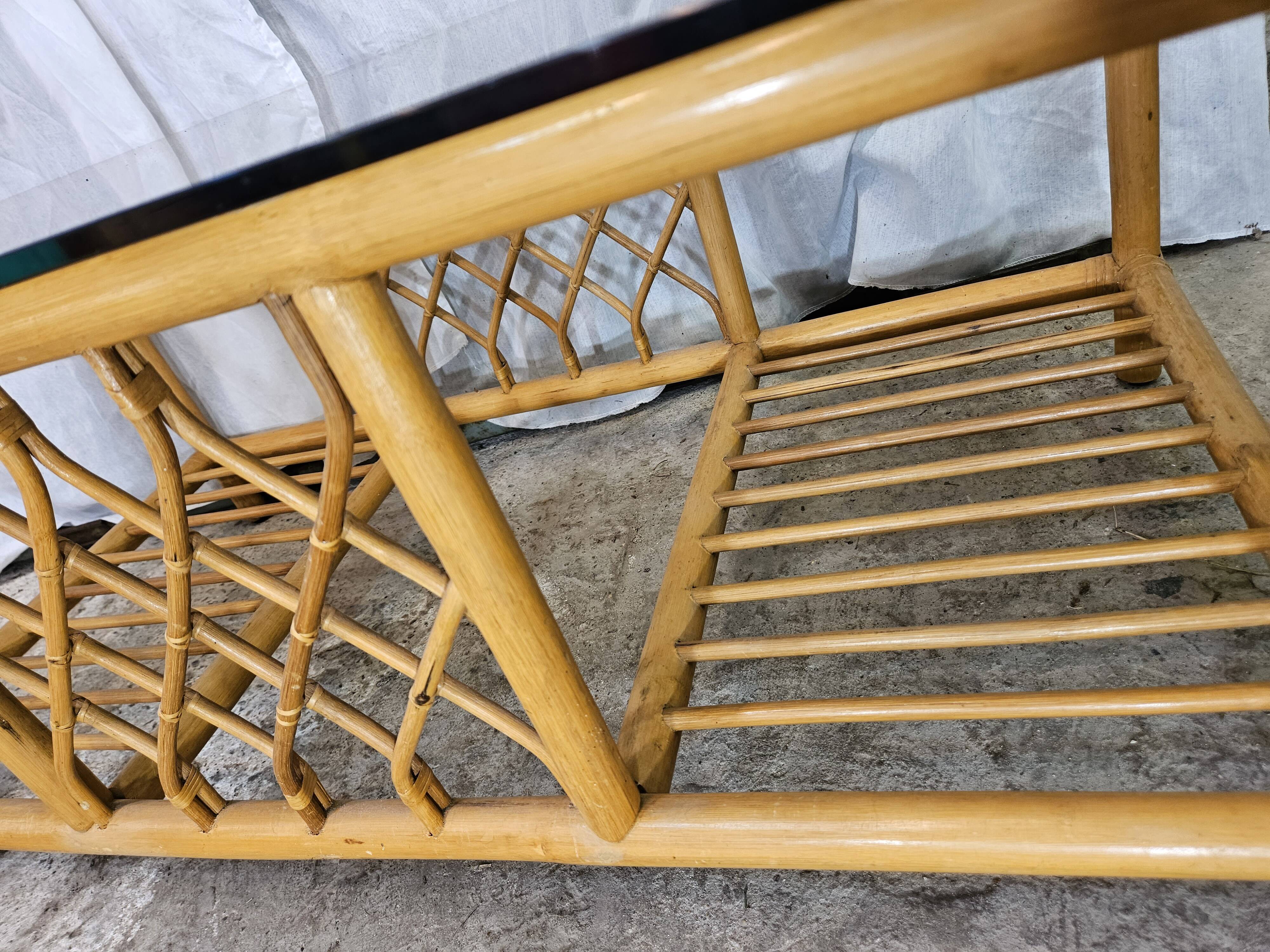 Table basse en rotin dessus verre fumé 1970