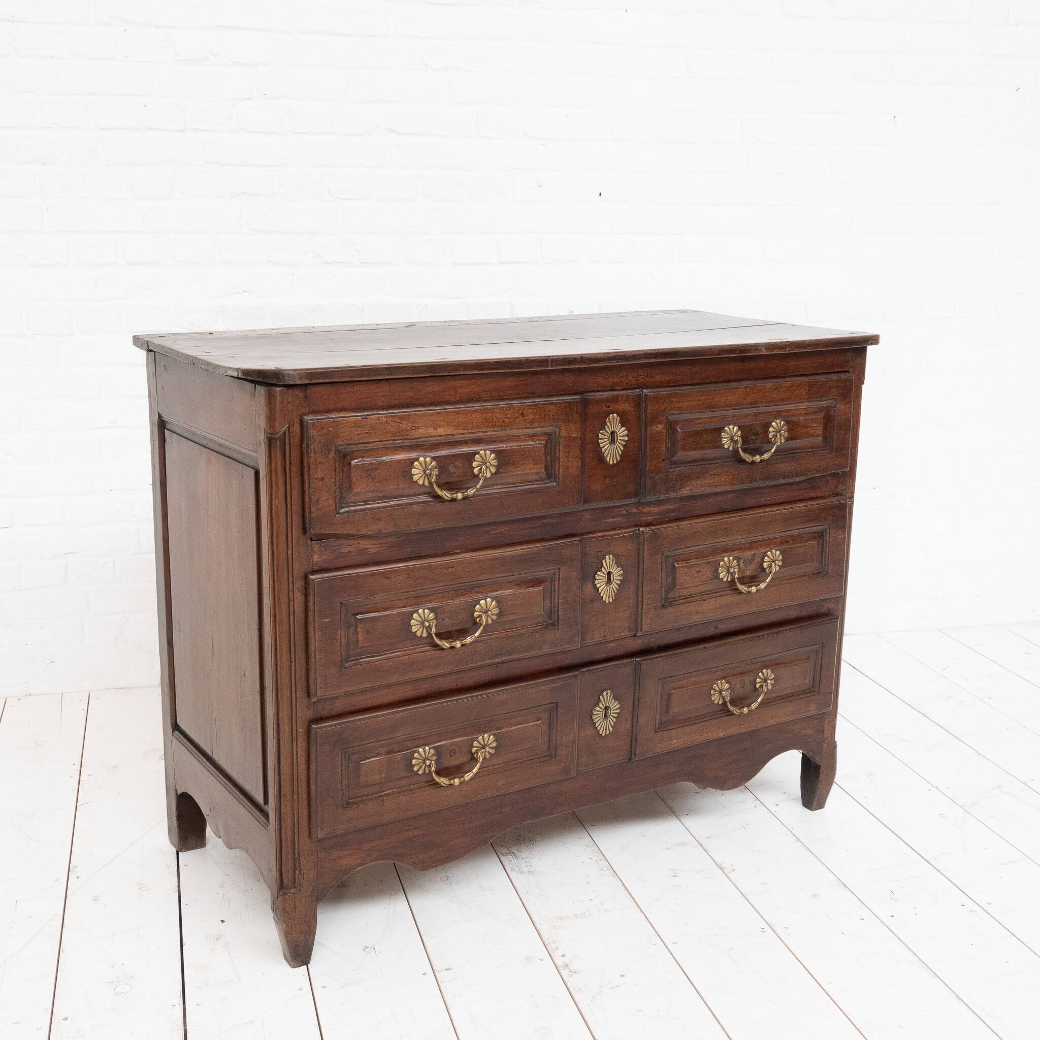 Commode Française Louis XVI en noyer, 18ème