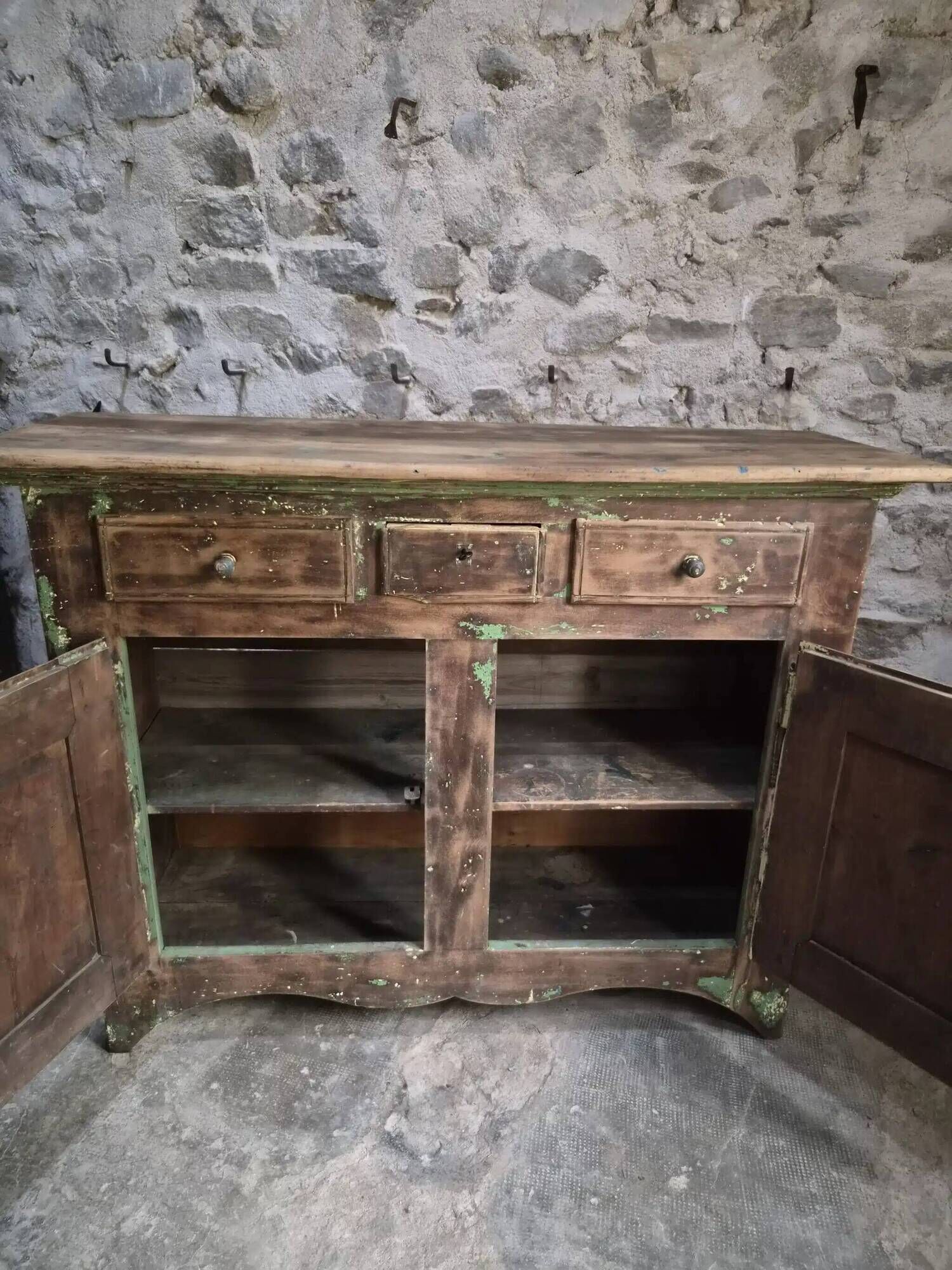 French rustic buffet in walnut, 18th century, 3 drawers and 2 doors.