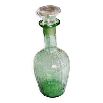 Petite carafe verte en verre soufflé