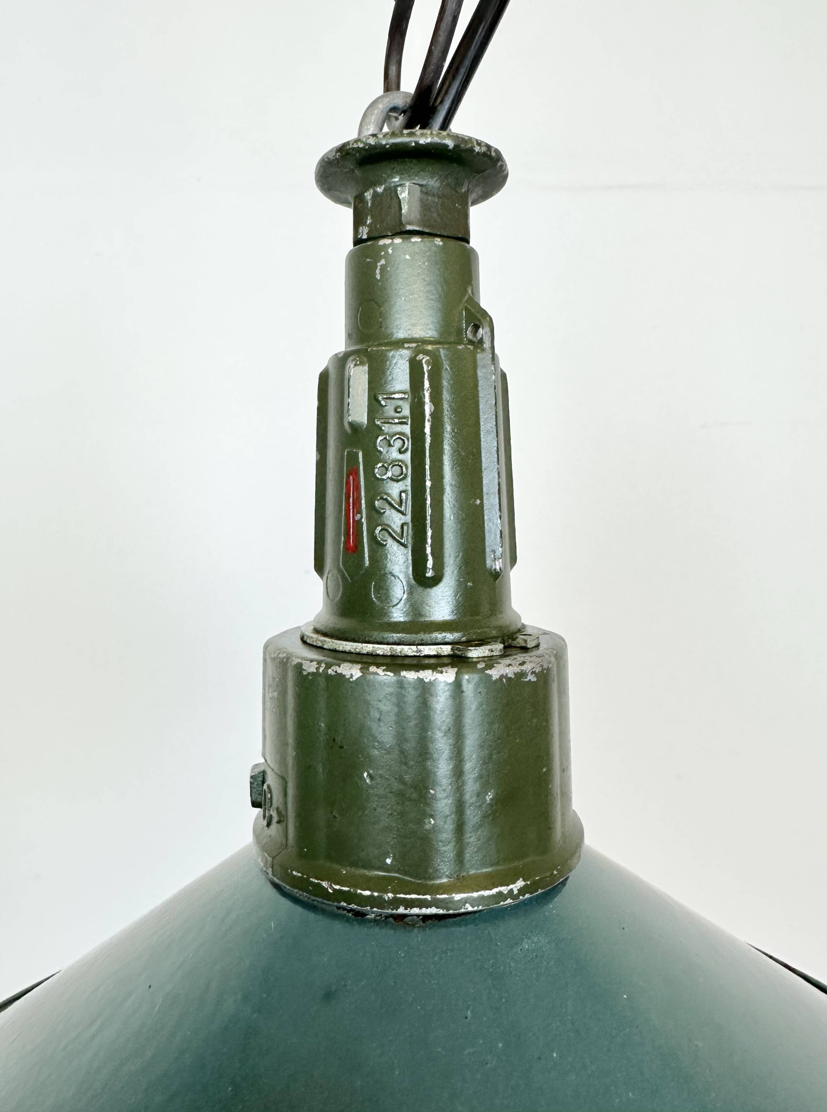 Industrial petrol enamel military pendant lamp with cast aluminium top, 1960s