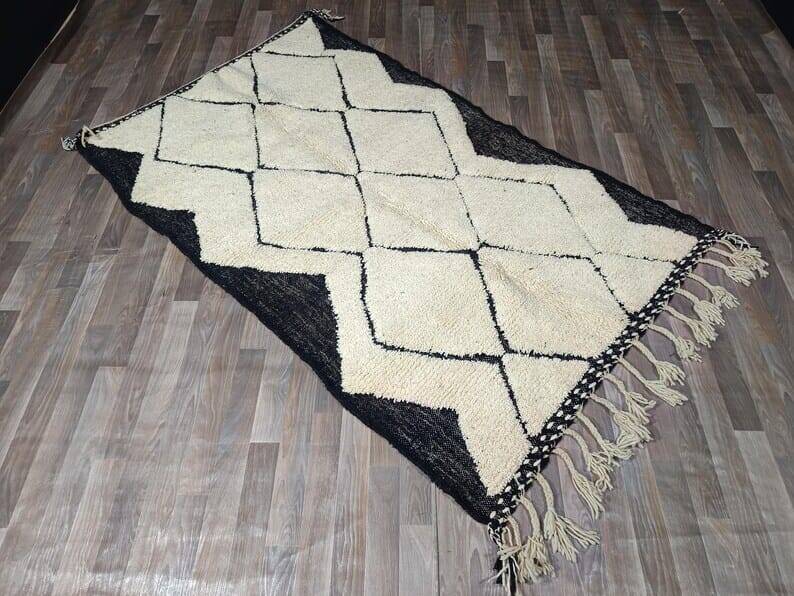 Traditional handmade wool rug, size 1.4/2.6 m.