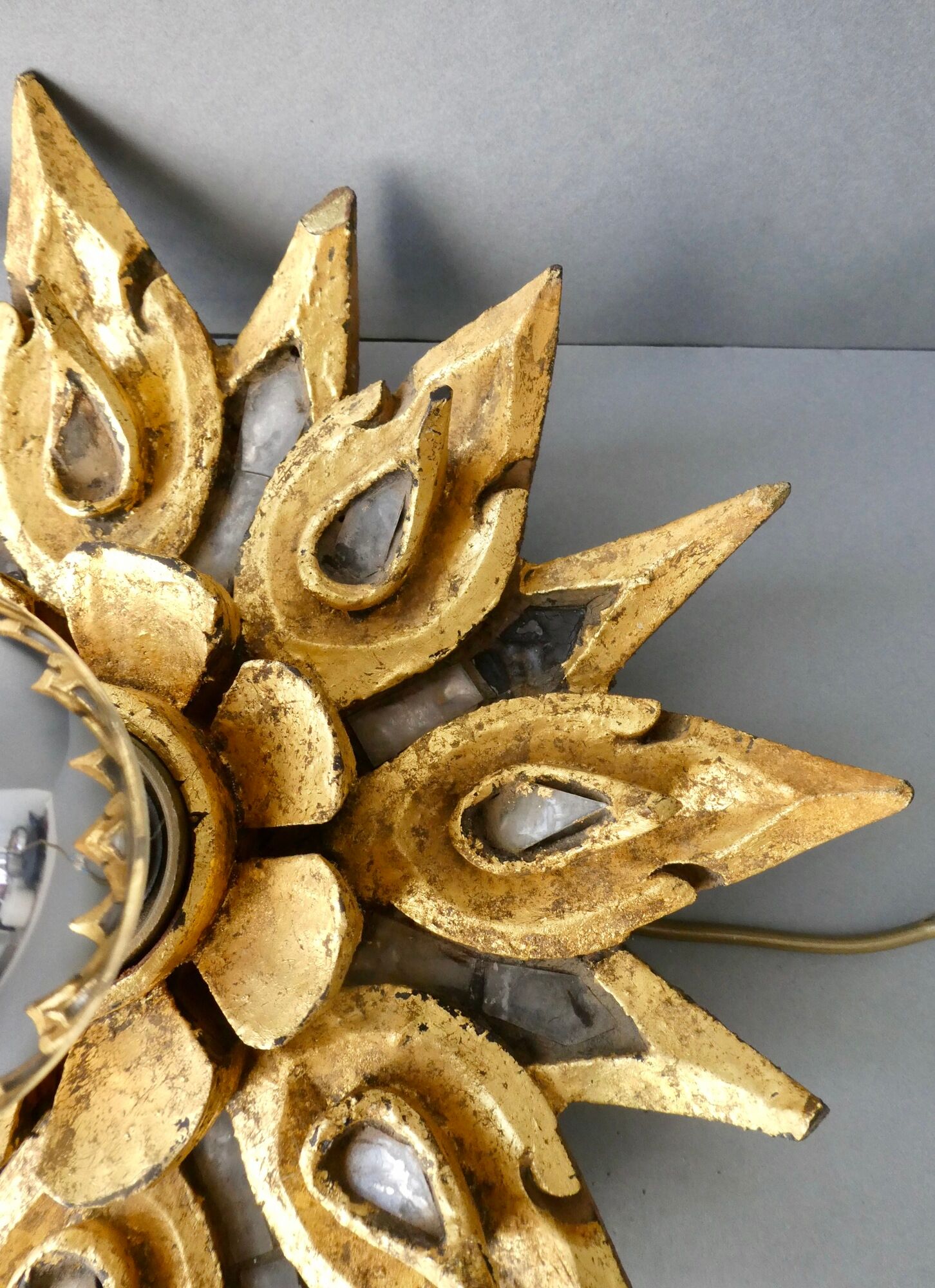 Applique forme fleur, en bois sculpté doré et verre, années 70