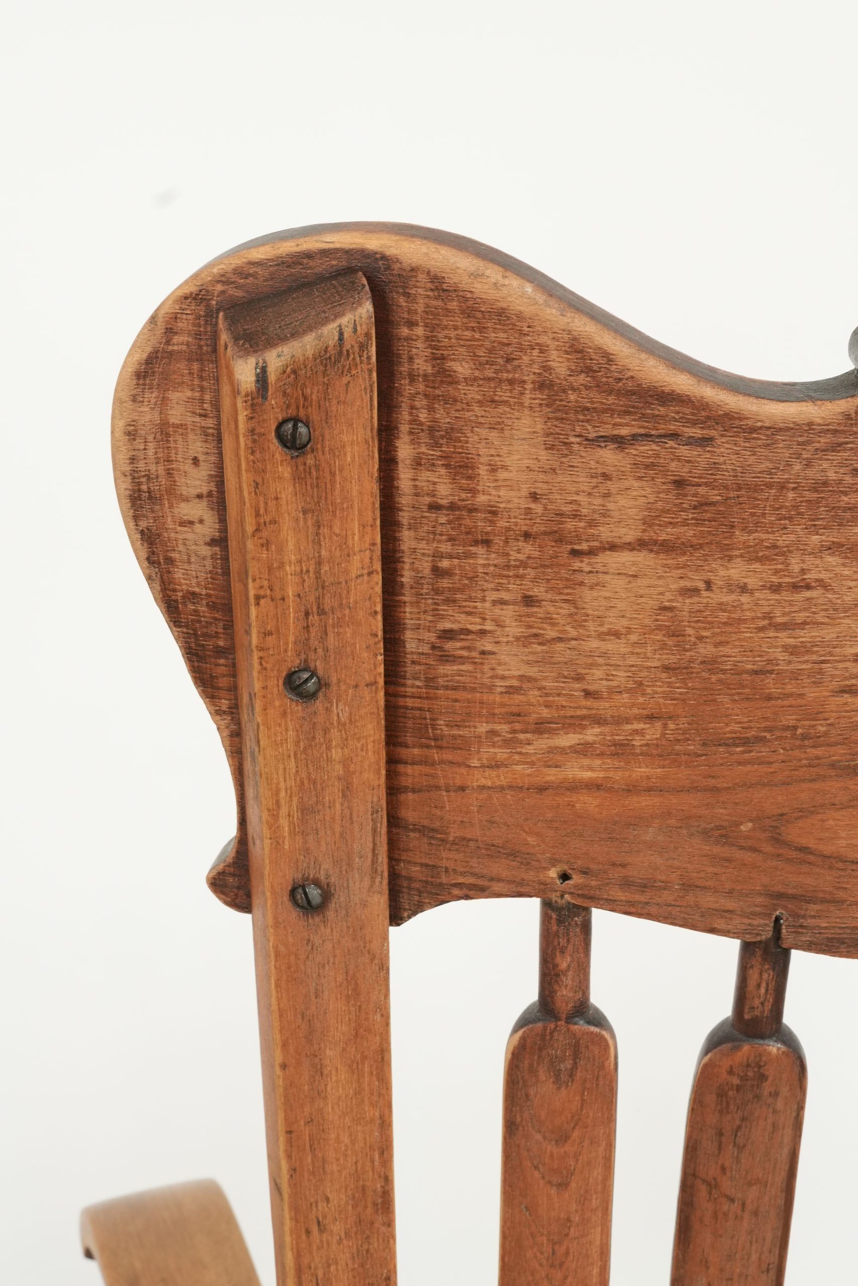 Chaise de bureau charmante avec de belles sculptures en bois du début du 20e siècle.