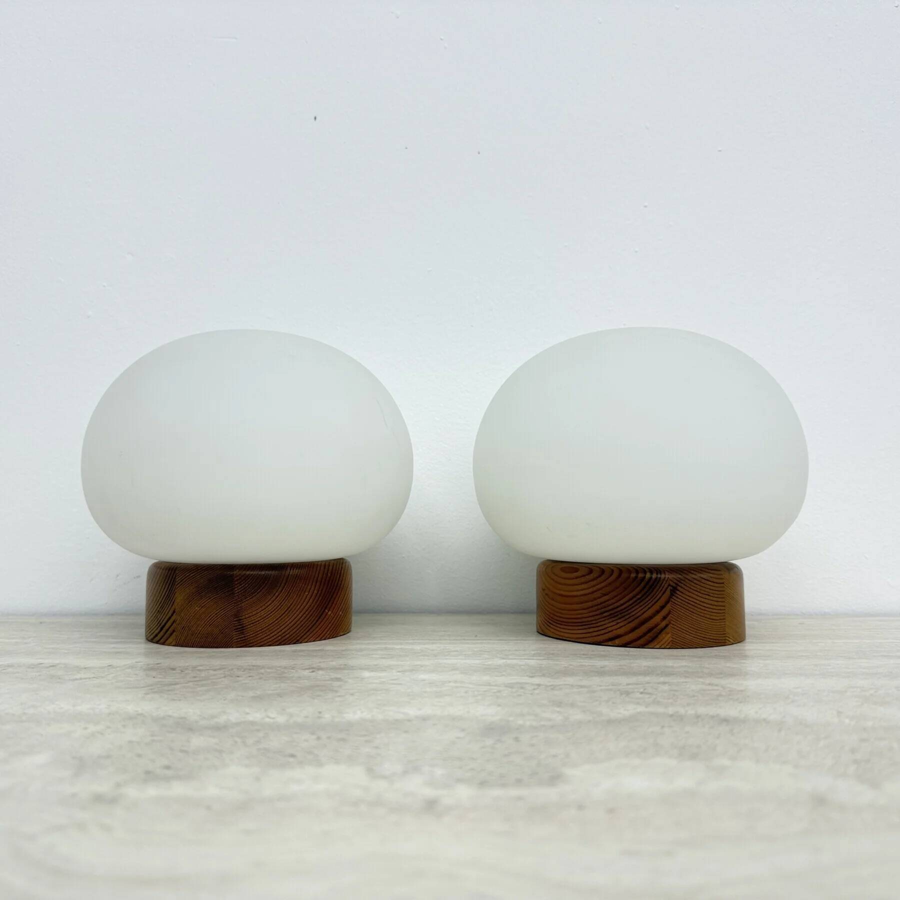 Ensemble de 2 lampes de table en bois de pin et en verre opalin, années 1970.