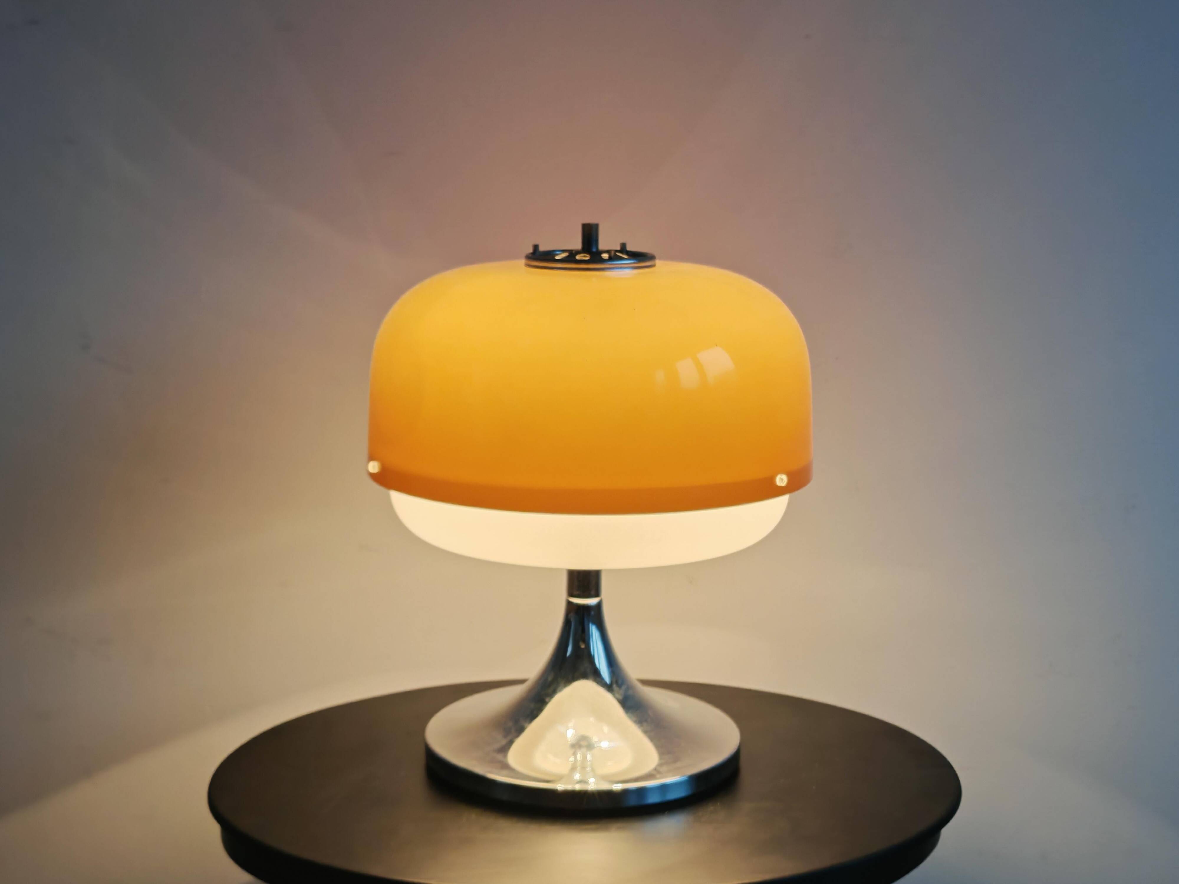 Lampe de table Mid Century Modern "Medusa" Luigi Massoni pour Harvey Guzzini