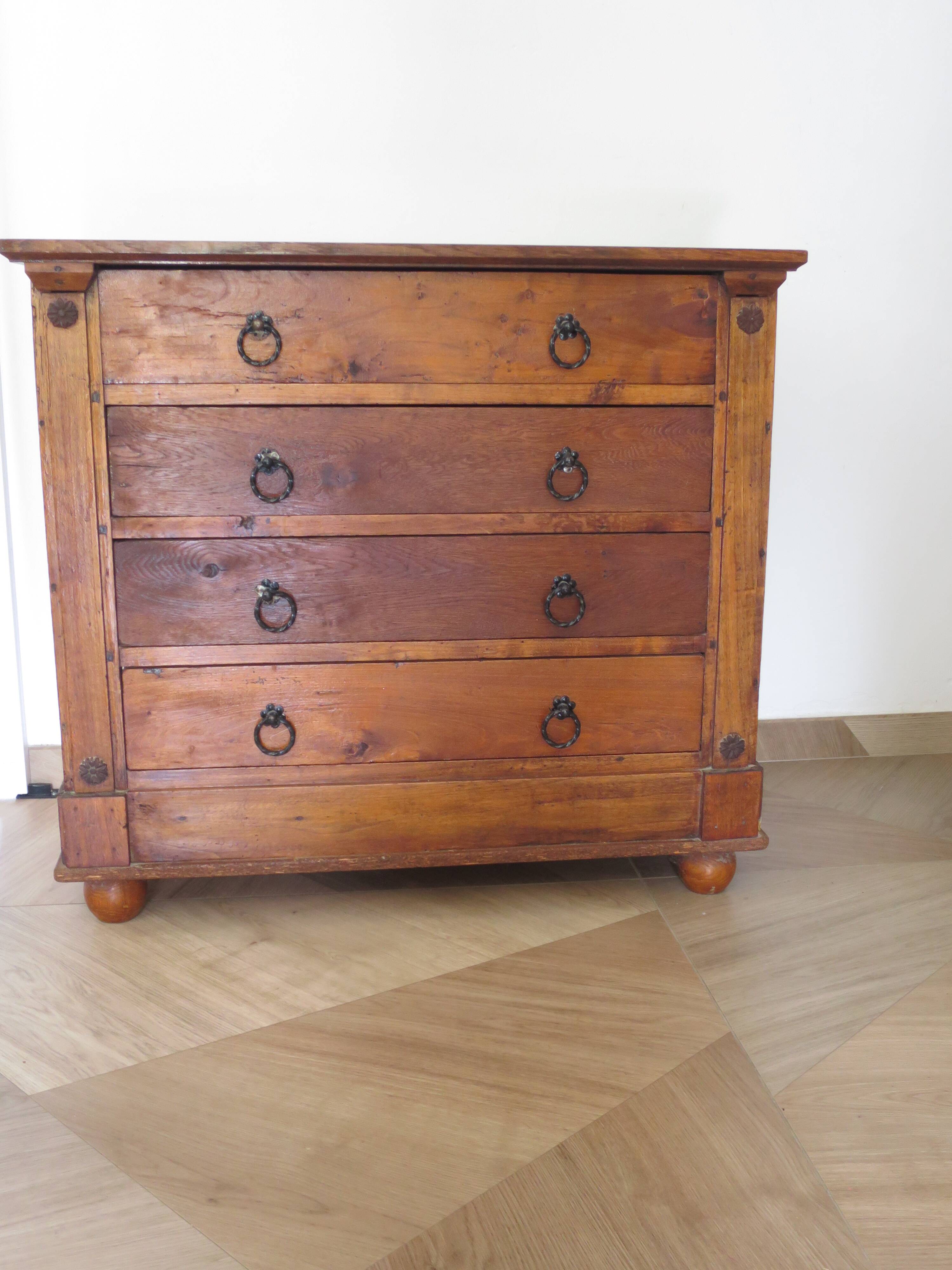 Commode 4 tiroirs en bois massif, début XXème s.