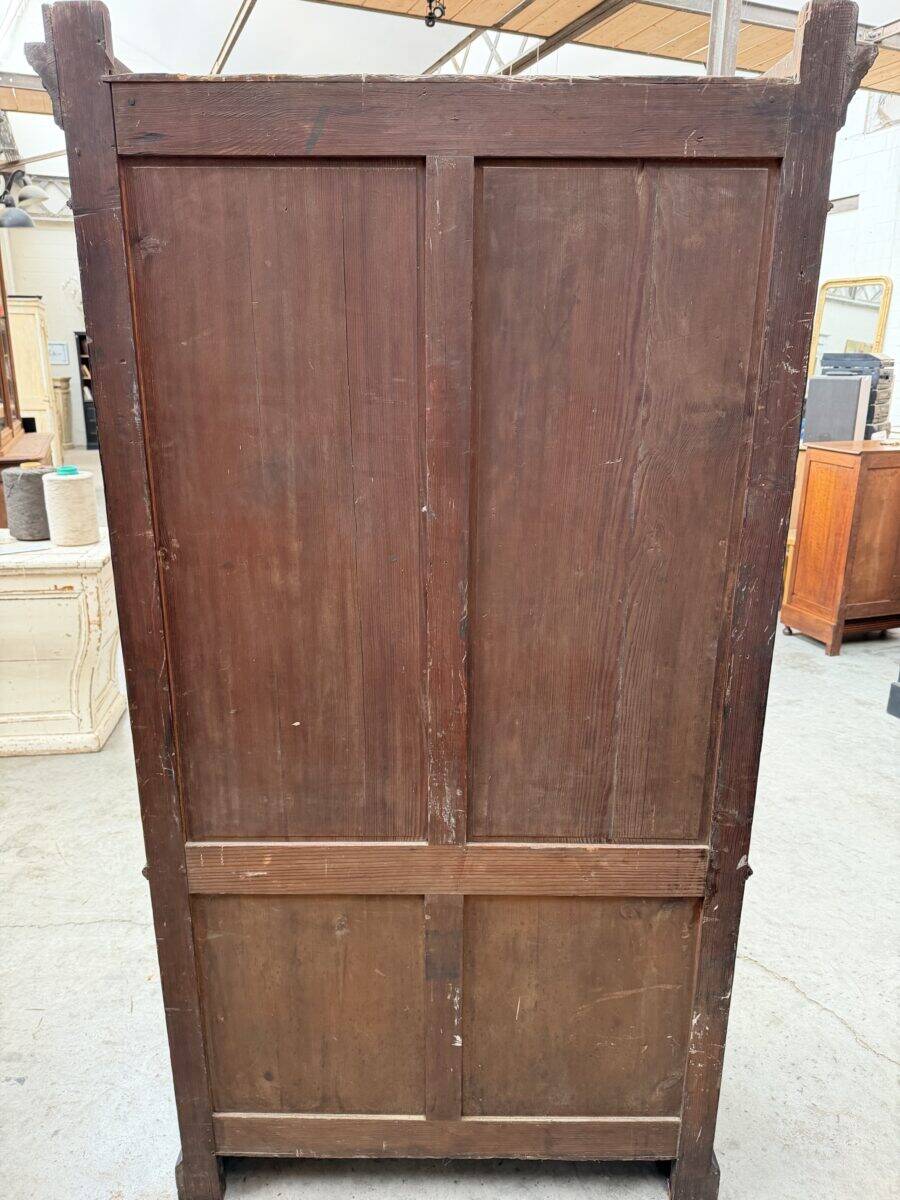 Display cabinet from the late 19th century.