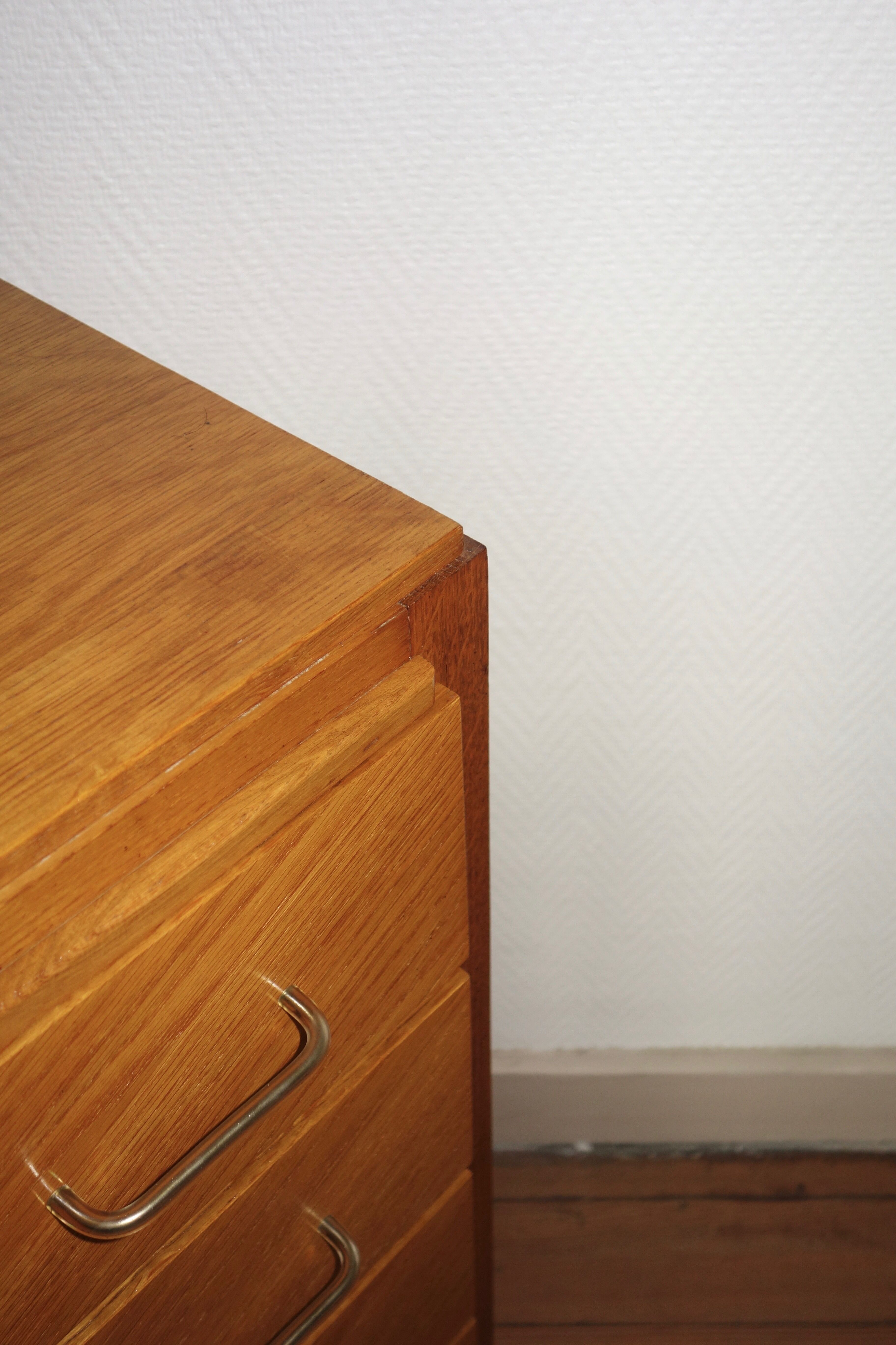 Dresser with compass feet of the 1950s