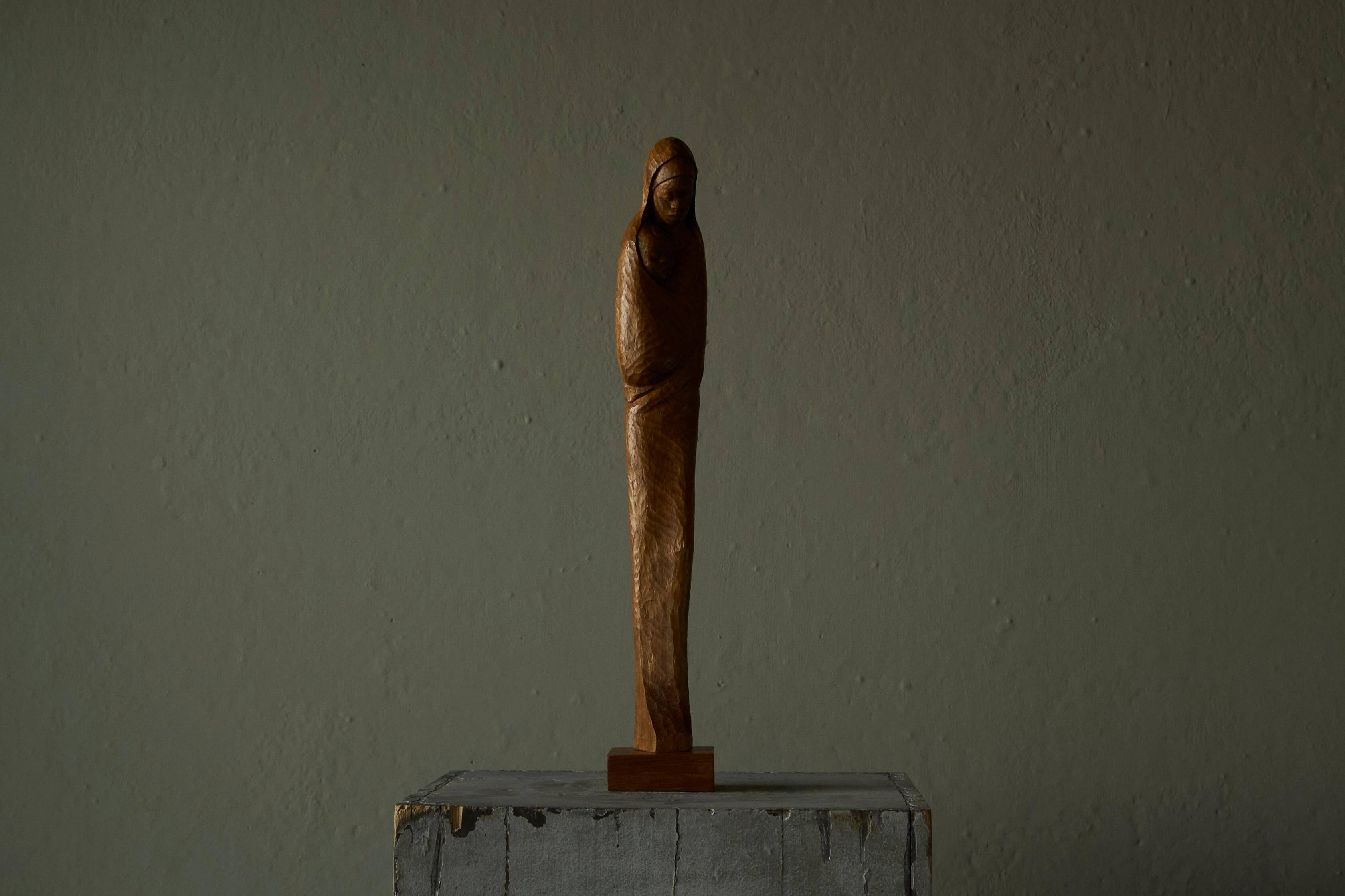 Sculpture of a woman and child in hand-carved wood, mid-20th century.