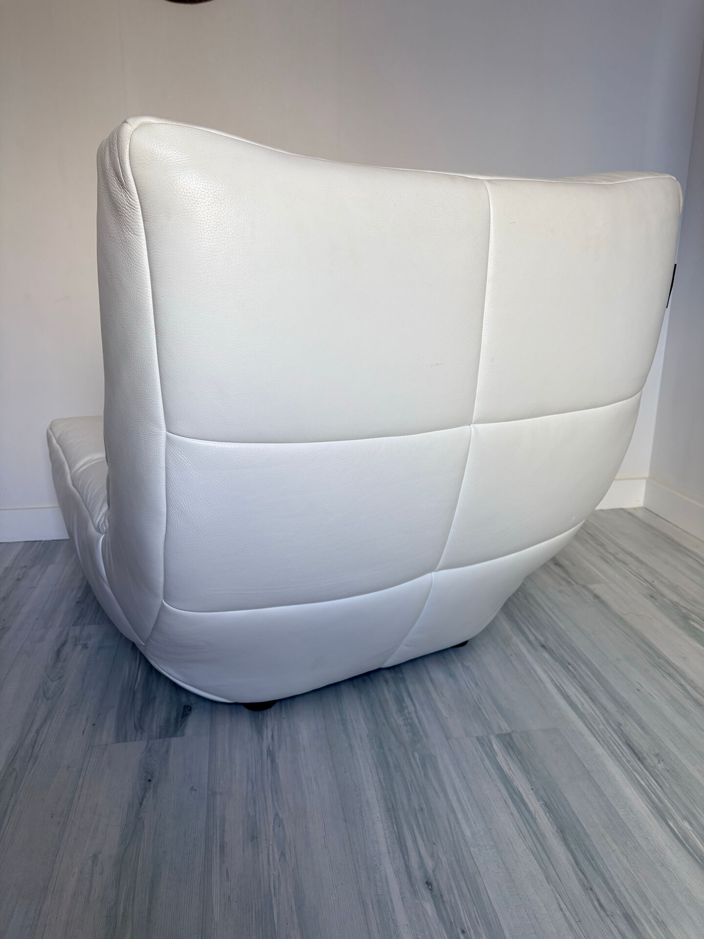 White leather armchair Château d’Ax – vintage design