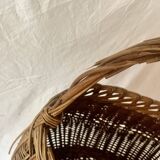 Ancien panier en osier tressé et scoubidou