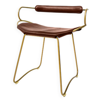 Organic bar stool with a vintage brass backrest and brown leather.