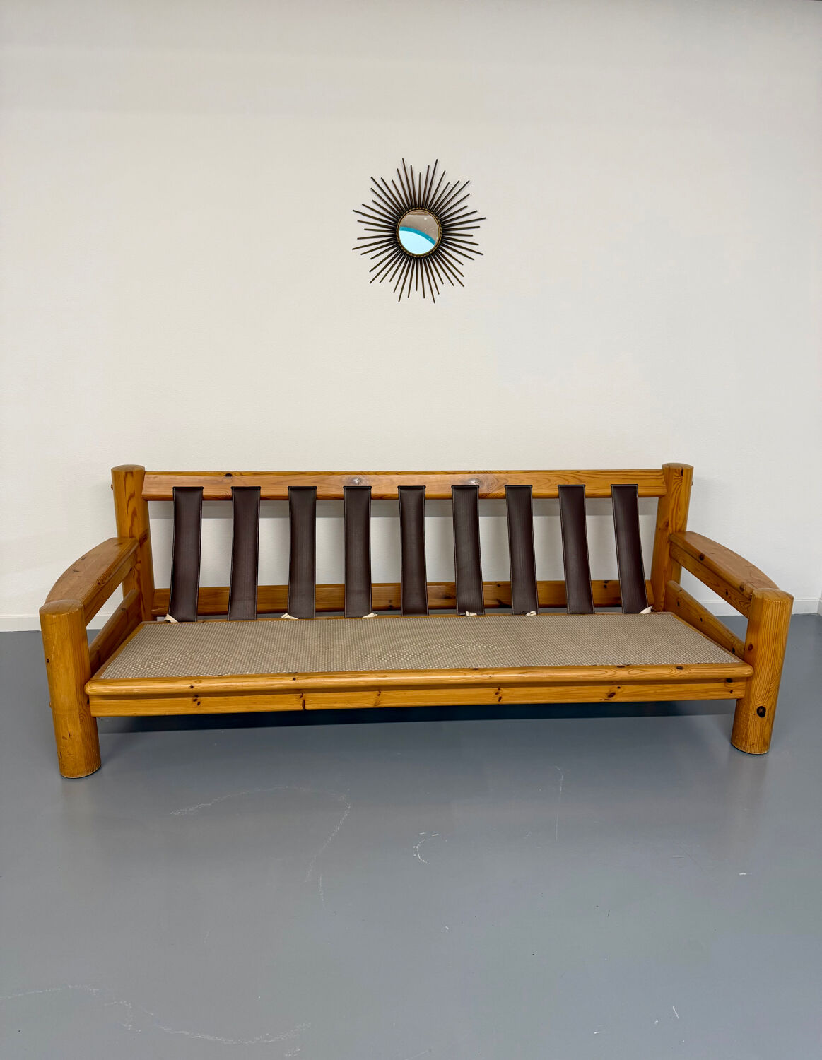 Canapé en pin massif et bouclette design scandinave des années 70