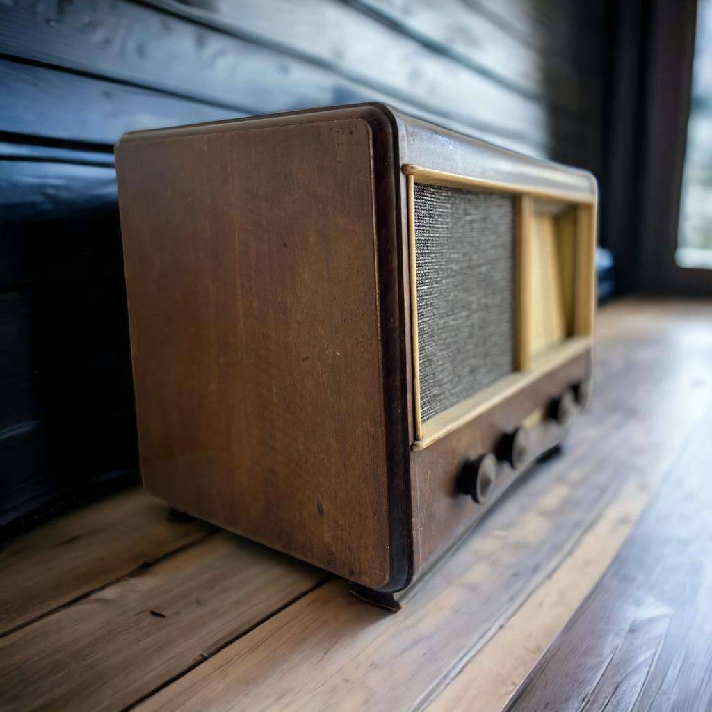 Vintage wooden radio radiobell