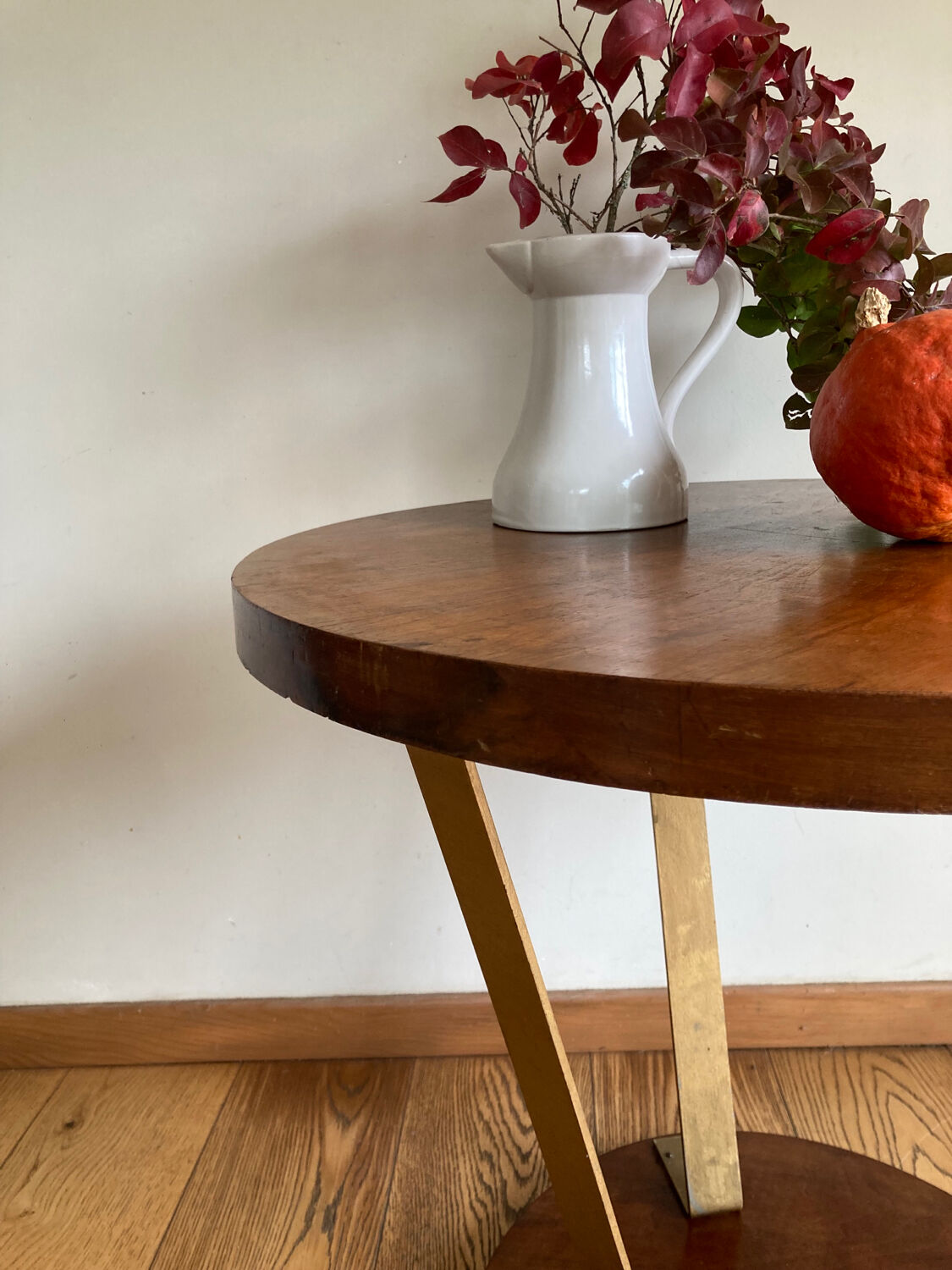 Round pedestal table
