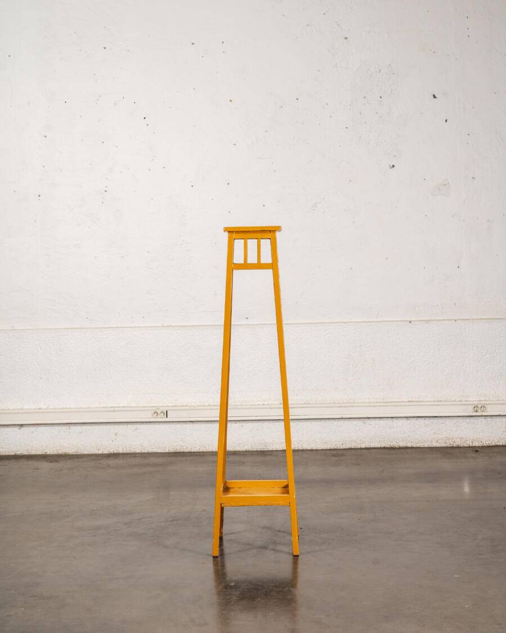 Porte plante en bois peint