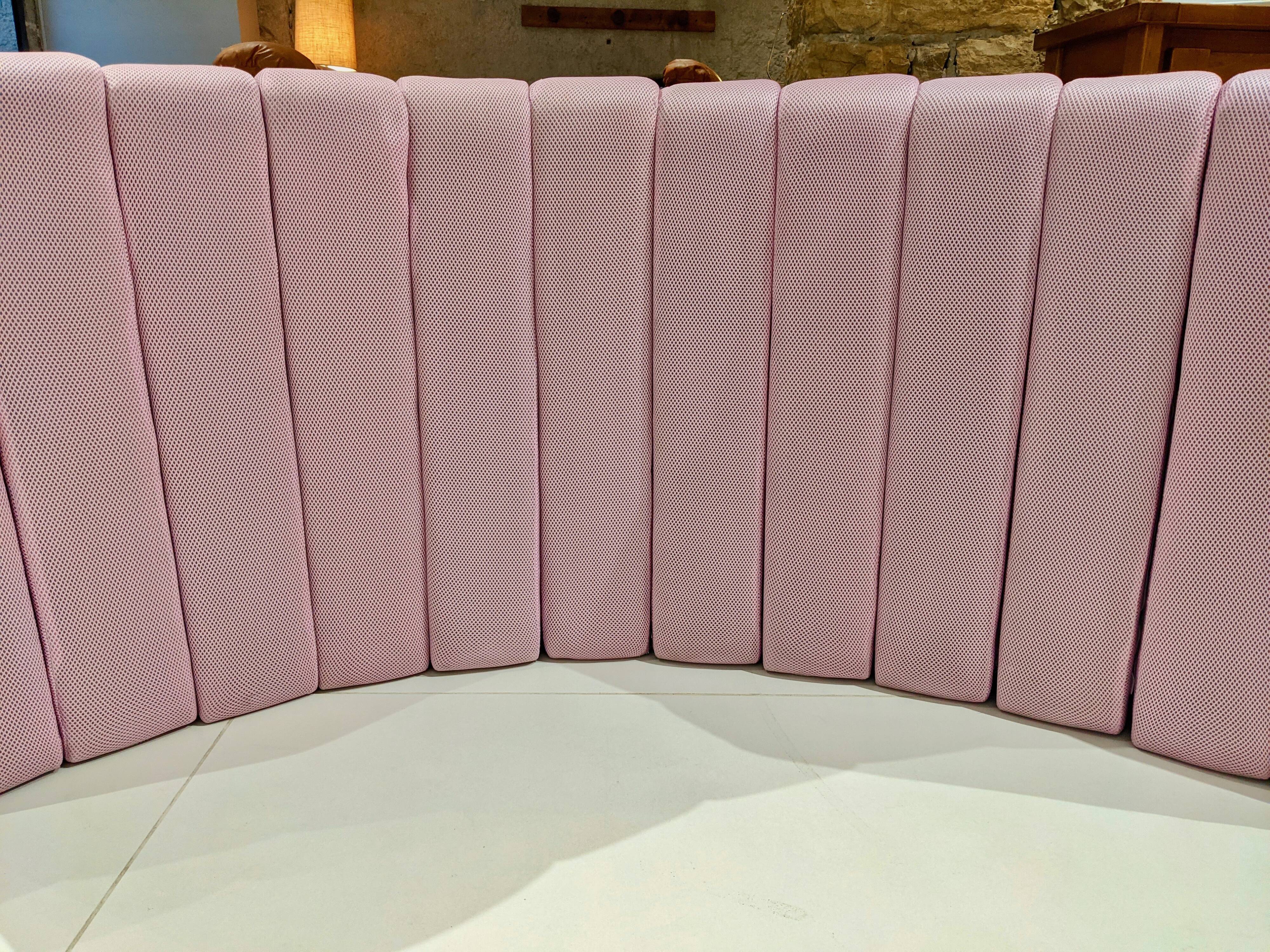 Extra sofa in pink net fabric