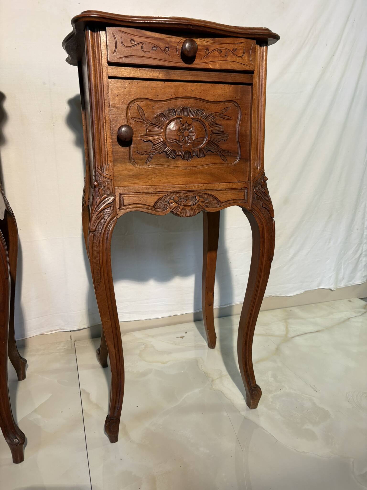 Pair of antique bedside tables with marble top and ceramic niche