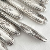 12 antique silver-plated knives with acanthus shell decoration and stainless steel blades.
