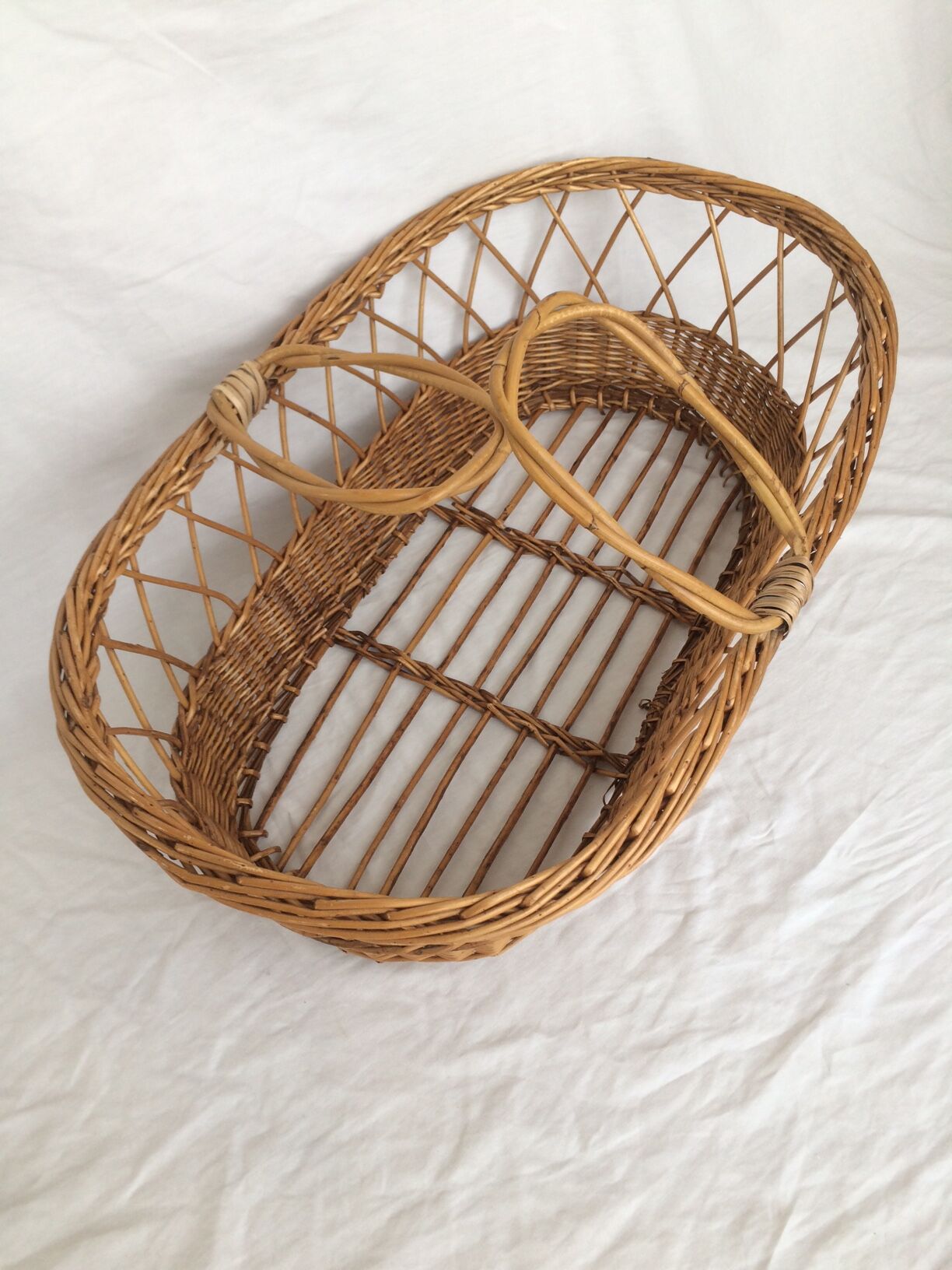 Bassinet in rattan, his mattress, pillow and bed linens