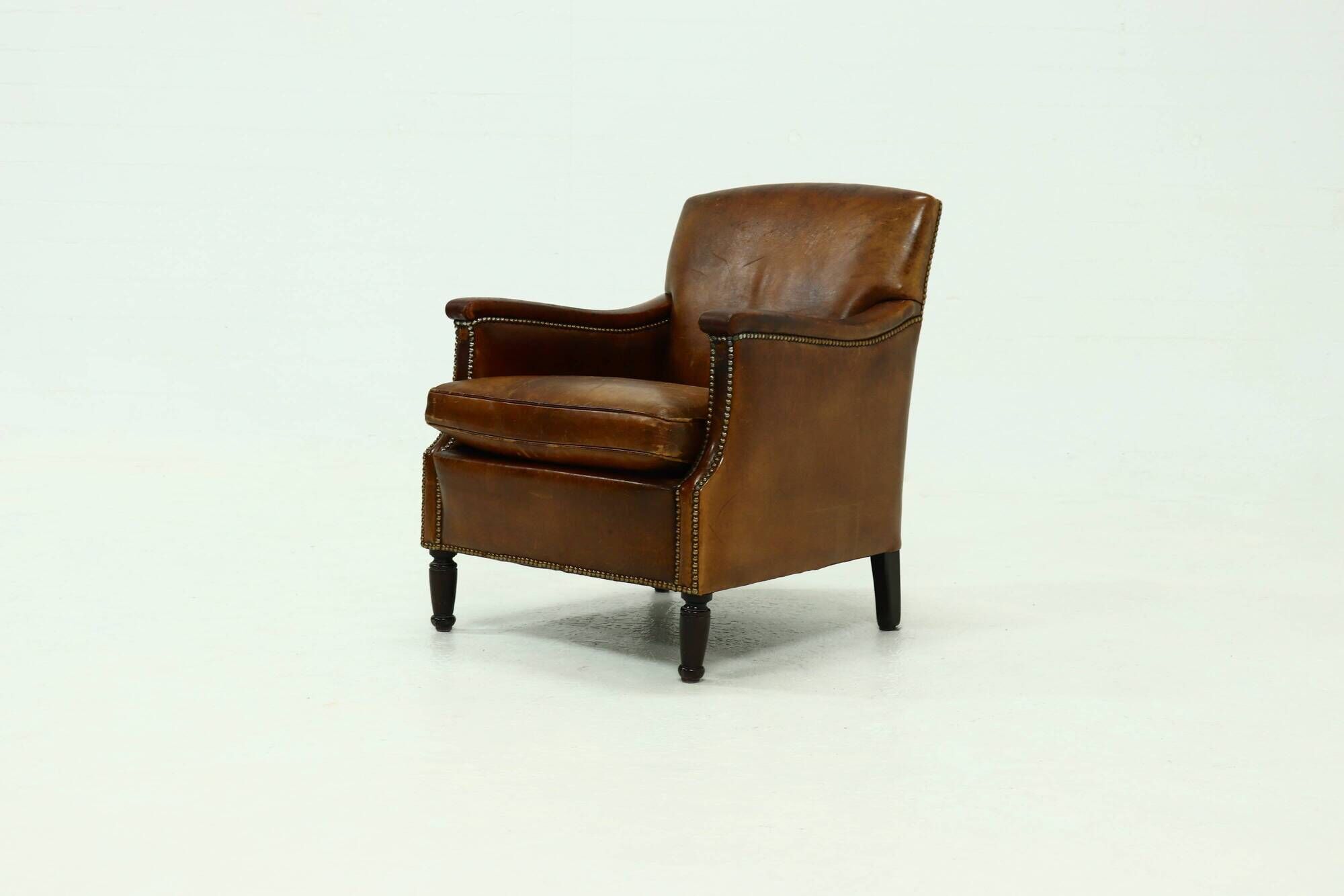 Fauteuil en cuir de mouton patiné années 1950